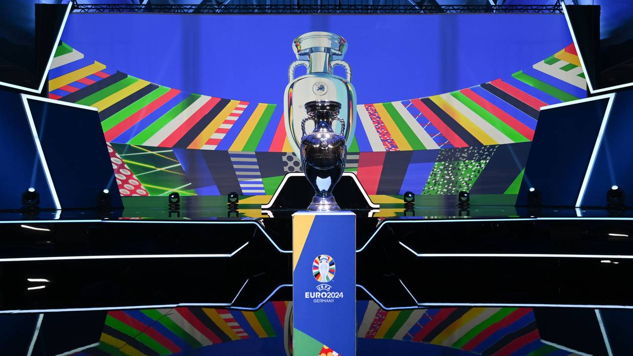 Der Europapokal wird in der Festhalle vor der Bühne präsentiert, auf der anschließend die Gruppen für die Qualifikationsphase ausgelost werden.