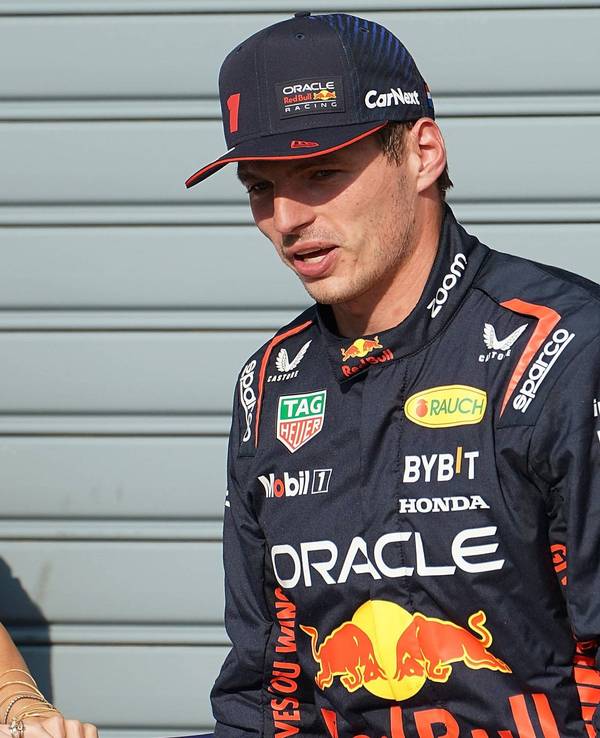 Max Verstappen steht nach dem Rennen der Formel 1 in Monza neben seiner Partnerin Kelly Piquet.