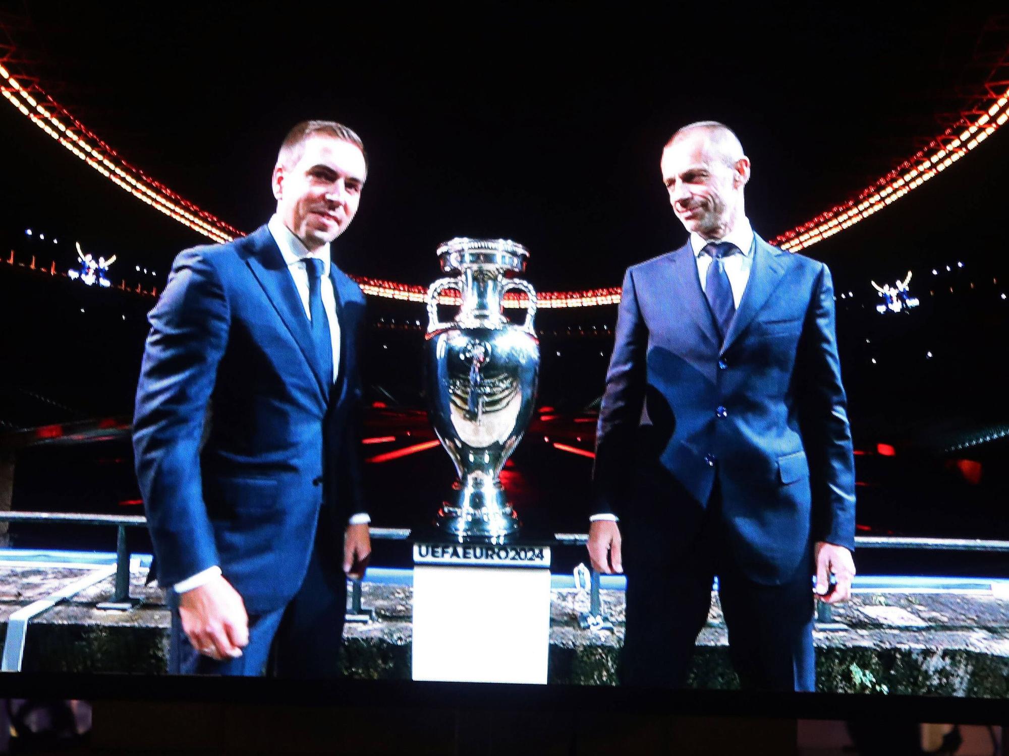 Philipp Lahm (l.) am 5. Oktober 2021 mit Uefa-Boss Aleksandar Ceferin in Stuttgart vor der EM-Trophäe.