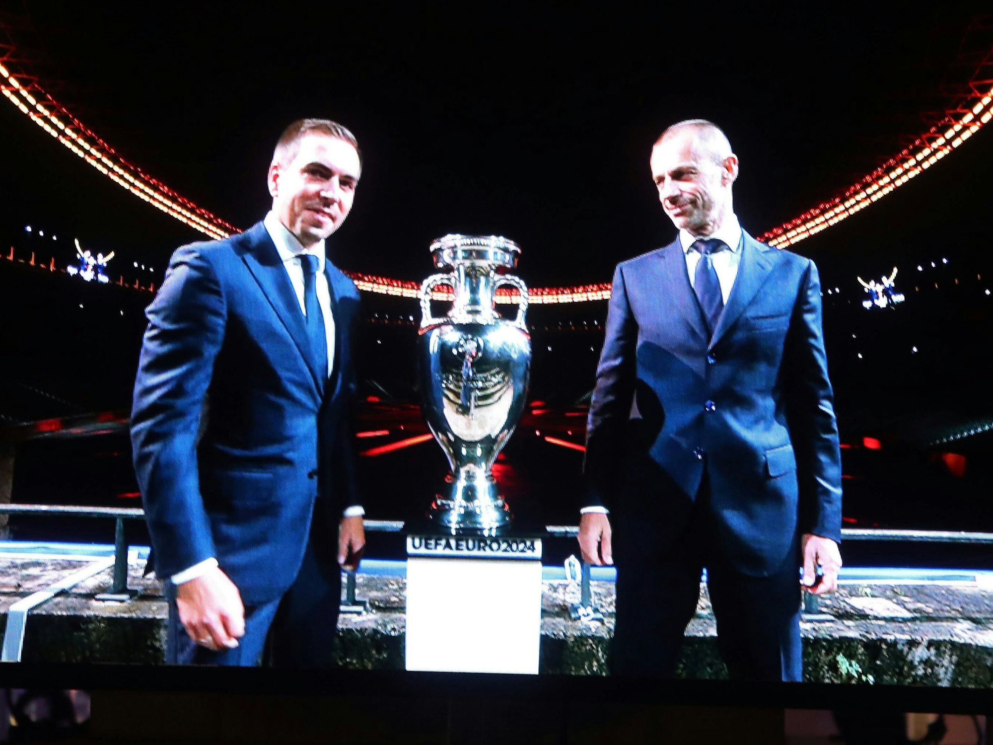 Philipp Lahm (l.) am 5. Oktober 2021 mit Uefa-Boss Aleksandar Ceferin in Stuttgart vor der EM-Trophäe.