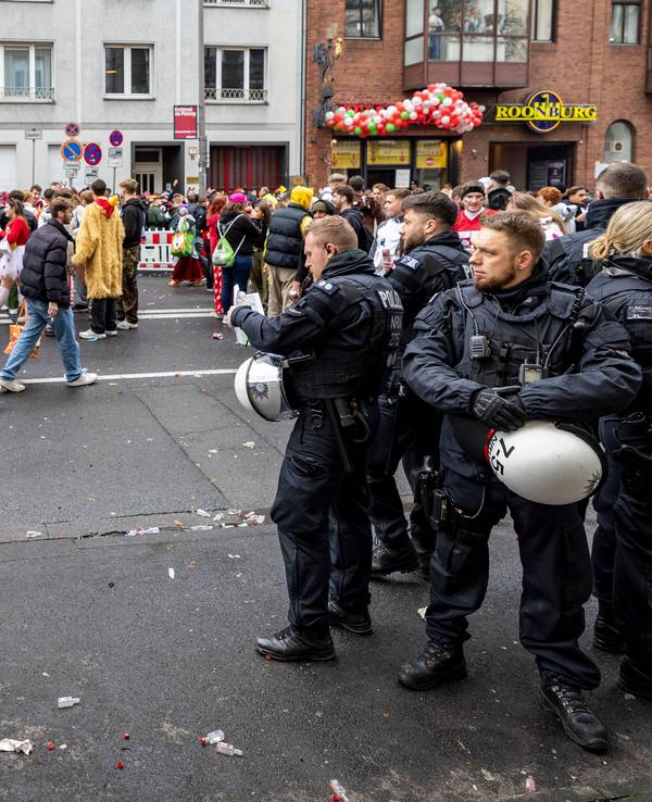 Polizeibeamte und -beamtinnen stehen am 11.11.2023 im Bereich der Zülpicher Straße.