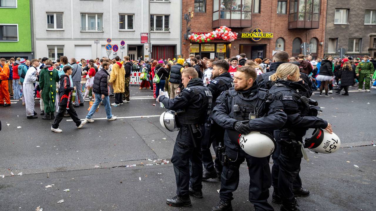 Polizeibeamte und -beamtinnen stehen am 11.11.2023 im Bereich der Zülpicher Straße.