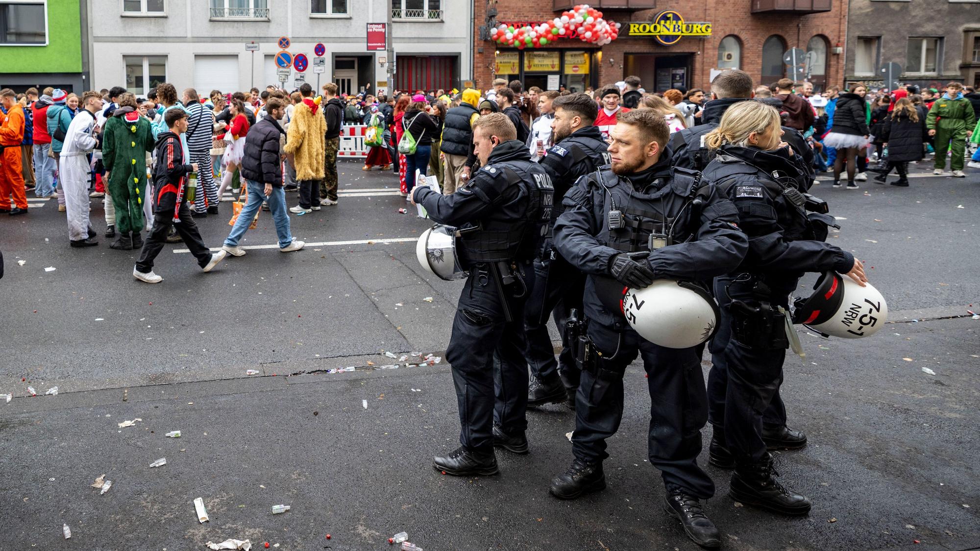 Polizeibeamte und -beamtinnen stehen am 11.11.2023 im Bereich der Zülpicher Straße.