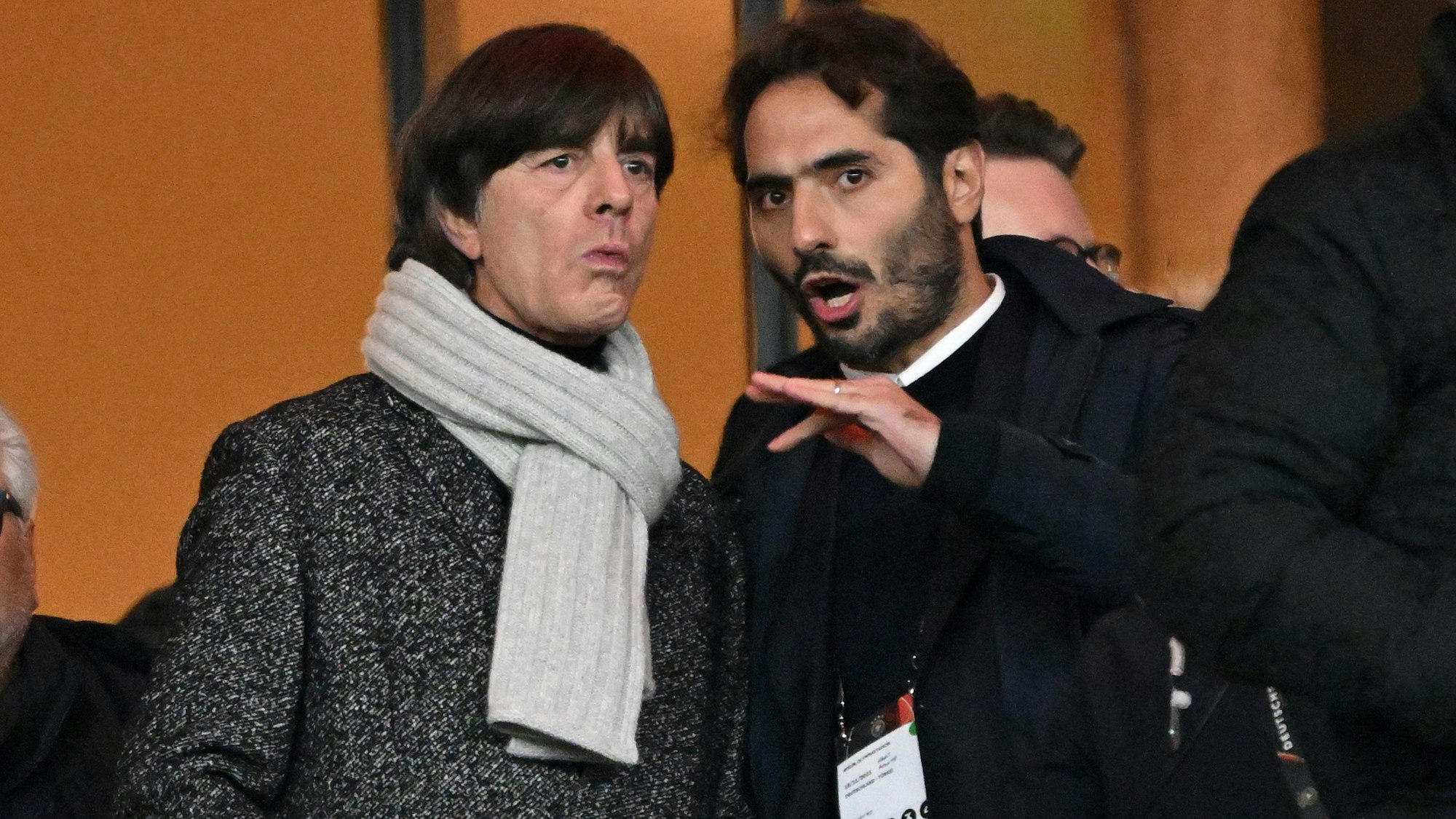 Joachim Löw (l), ehemaliger Bundestrainer, und der ehemalige Fußballer Hamit Altintop stehen auf der Tribüne.