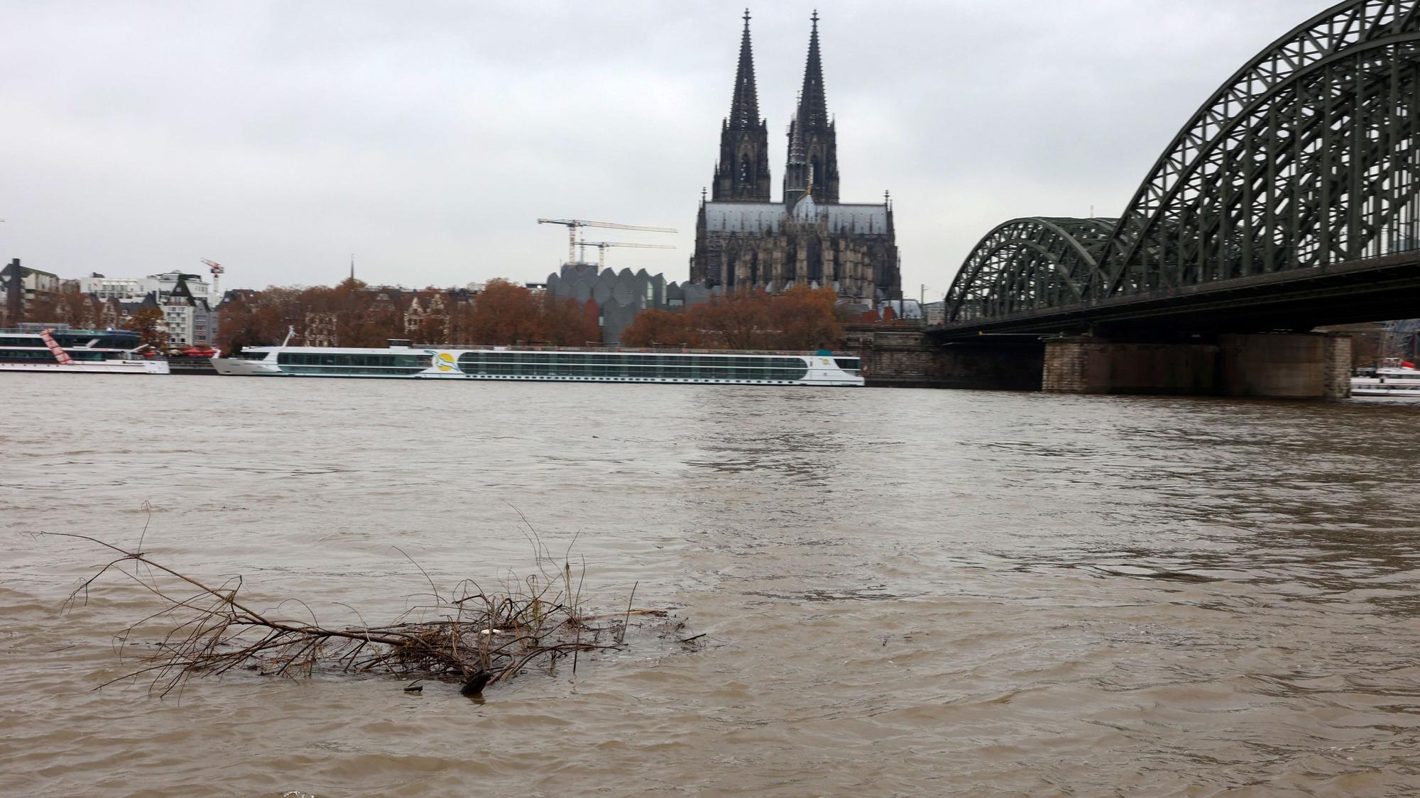 Hochwasserwelle am Rheinboulevard.