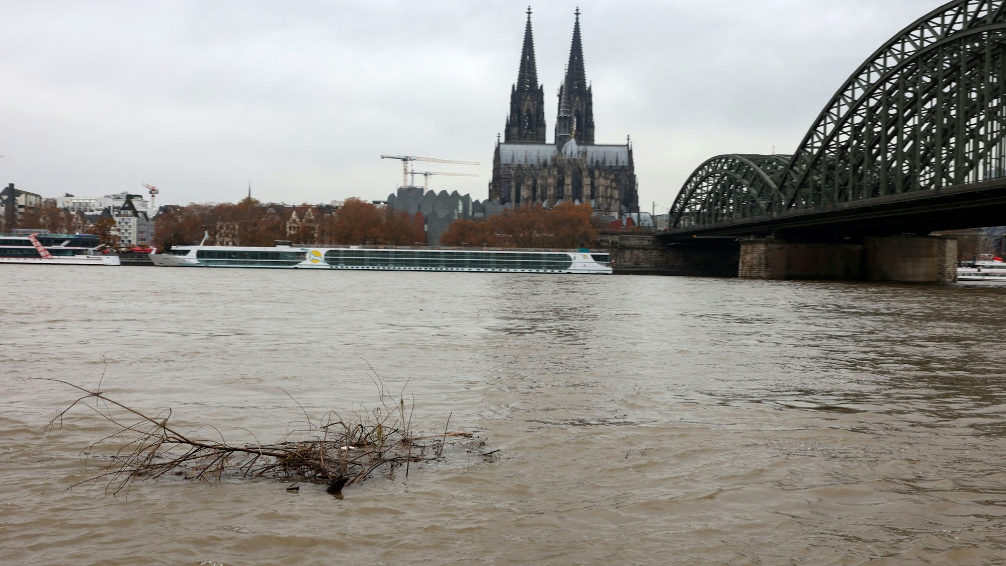 Hochwasserwelle am Rheinboulevard.
