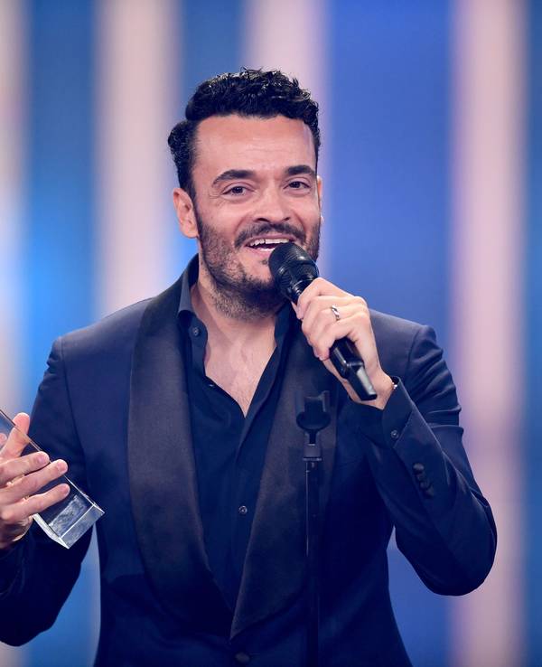 Sänger und Moderator Giovanni Zarrella freut sich bei der Verleihung vom Deutschen Fernsehpreis 2022 über die Auszeichnung in der Kategorie „Beste Einzelleistung/Moderation Unterhaltung“.