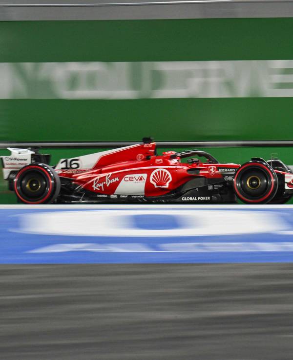 Der Ferrari von Charles Leclerc fährt beim Qualifying der Formel 1 in Las Vegas über die Strecke.