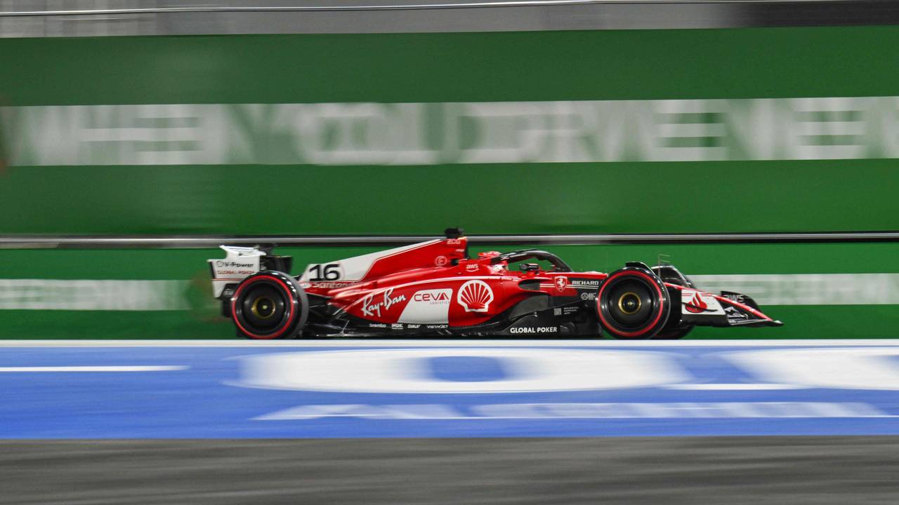 Der Ferrari von Charles Leclerc fährt beim Qualifying der Formel 1 in Las Vegas über die Strecke.