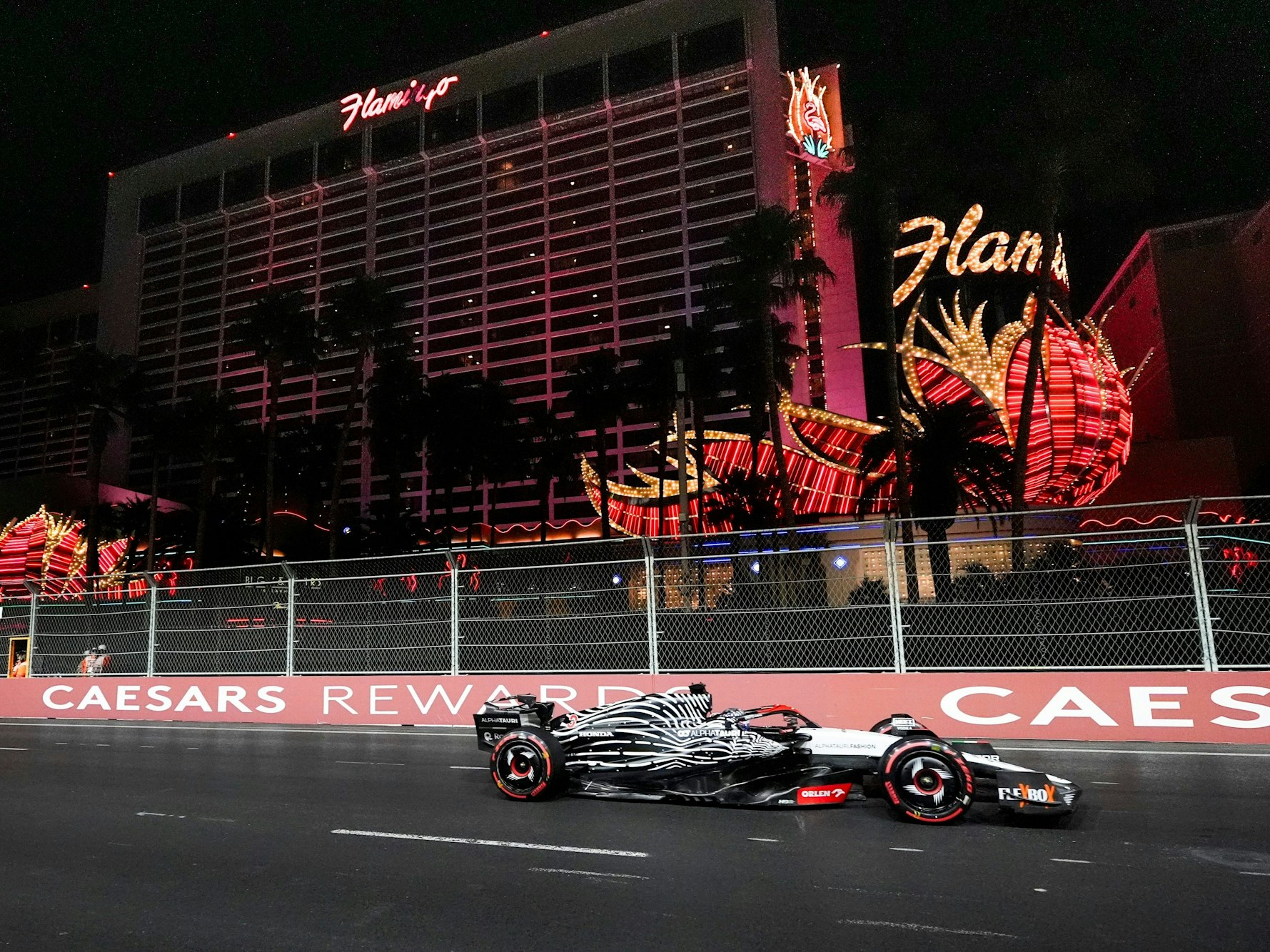 Daniel Ricciardo aus Australien von Team Scuderia AlphaTauri steuert sein Auto während des Abschlusstrainings.