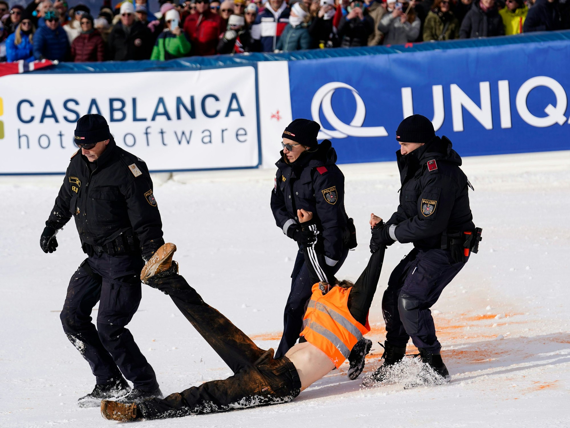 Die Polizei zieht einen Aktivisten aus dem Zielraum.