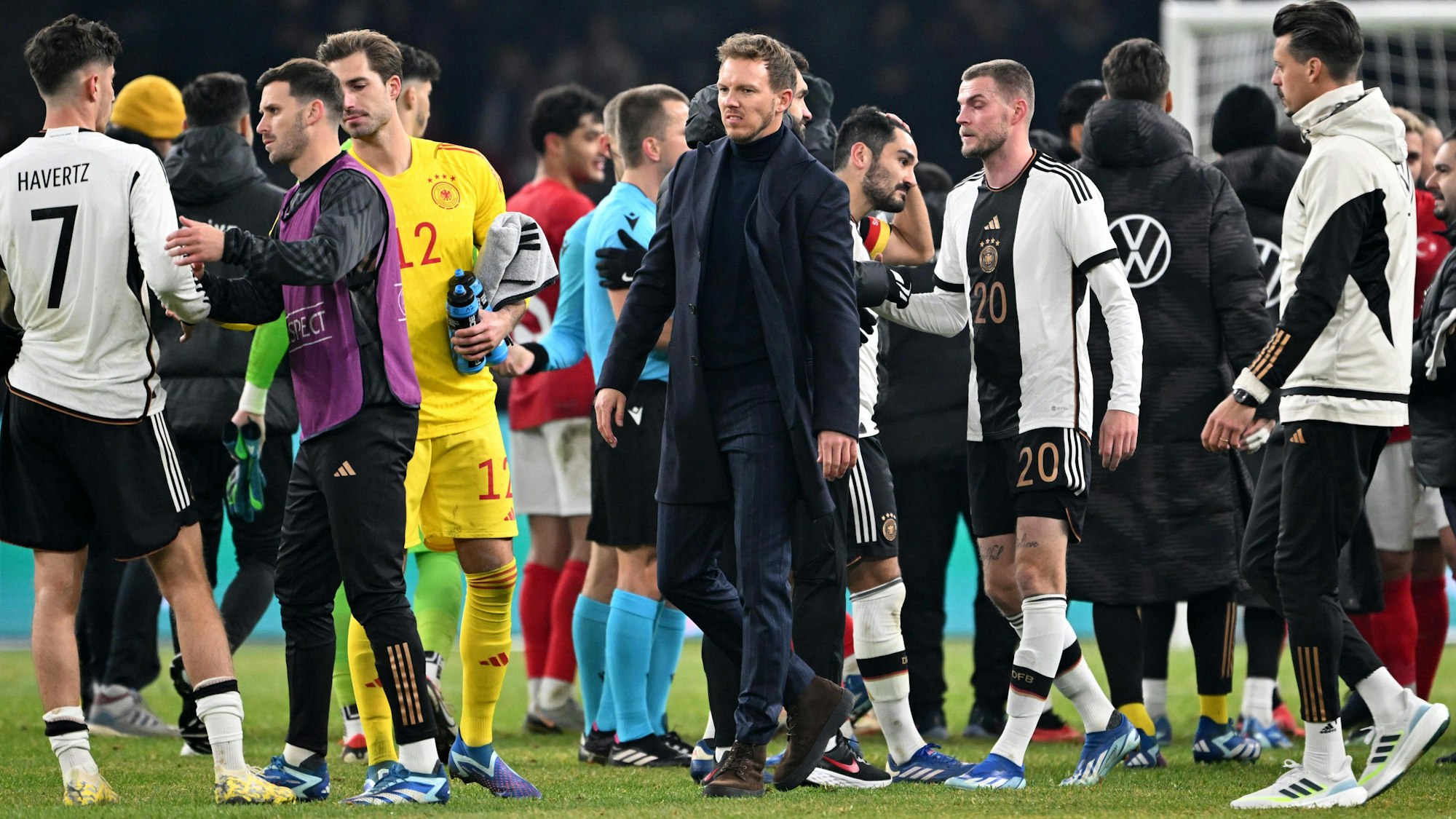 Deutschlands Bundestrainer Julian Nagelsmann geht nach dem Spiel über den Platz.