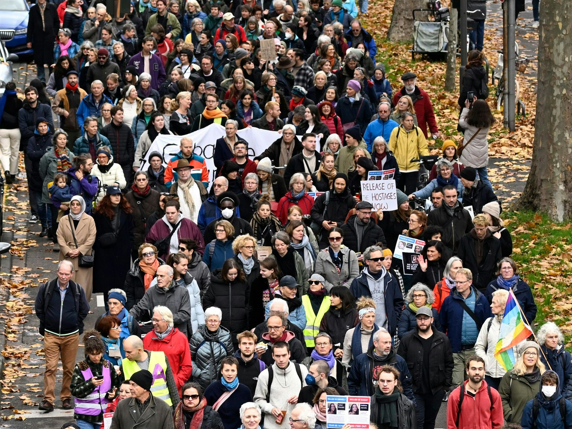 Teilnehmer einer jüdisch-palästinensischen Friedensdemonstration protestieren mit Transparenten und Schildern gegen den Krieg in Gaza.