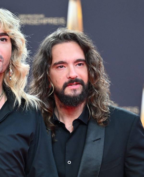 Musiker Bill Kaulitz (Tokio Hotel), hier bei der Verleihung der Deutschen Fernsehpreise 2023 in Köln, wurde zusammen mit seinem Bruder Tom Kaulitz als herausragender Entertainer ausgezeichnet.