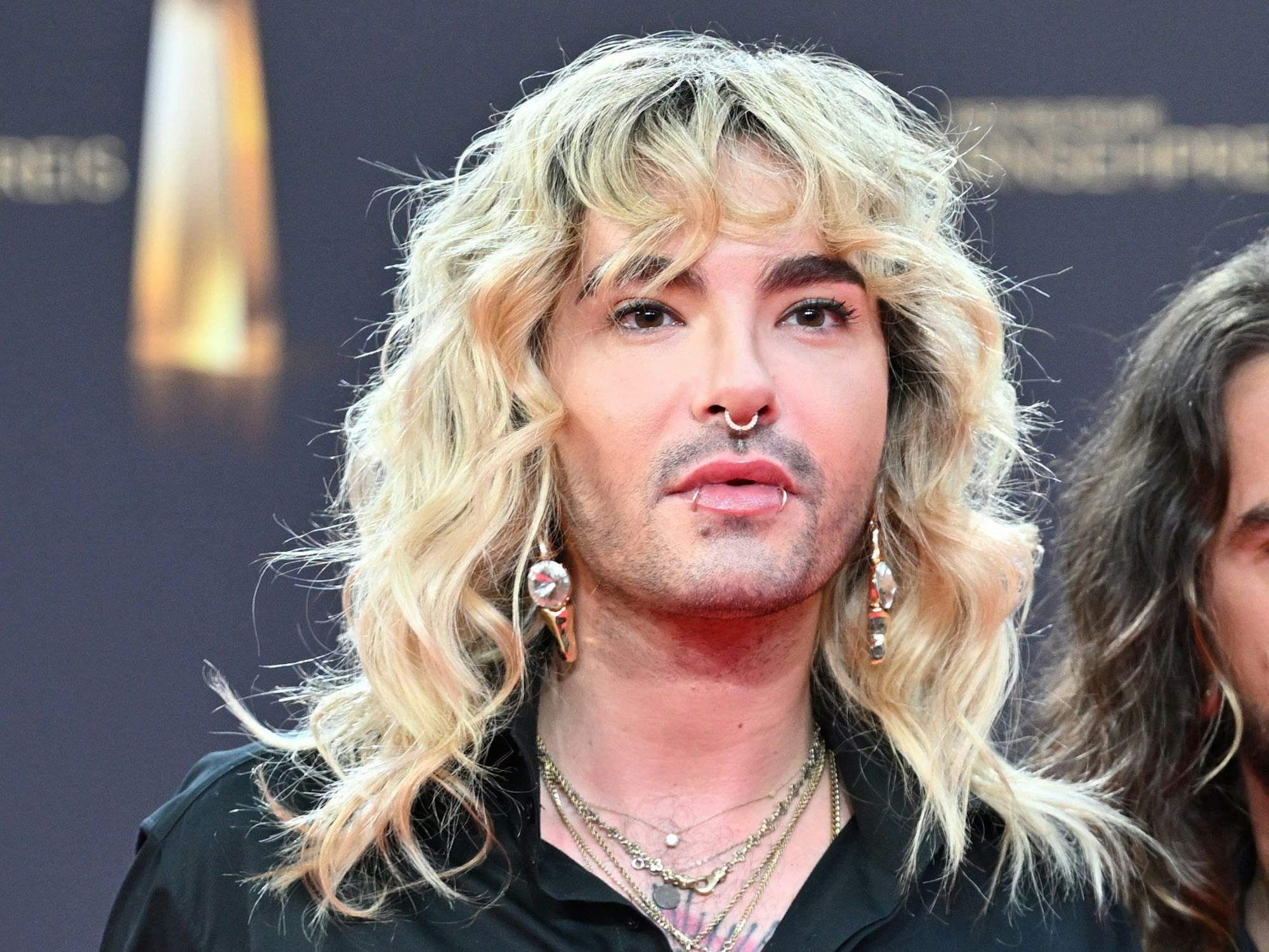 Musiker Bill Kaulitz (Tokio Hotel), hier bei der Verleihung der Deutschen Fernsehpreise 2023 in Köln, wurde zusammen mit seinem Bruder Tom Kaulitz als herausragender Entertainer ausgezeichnet.