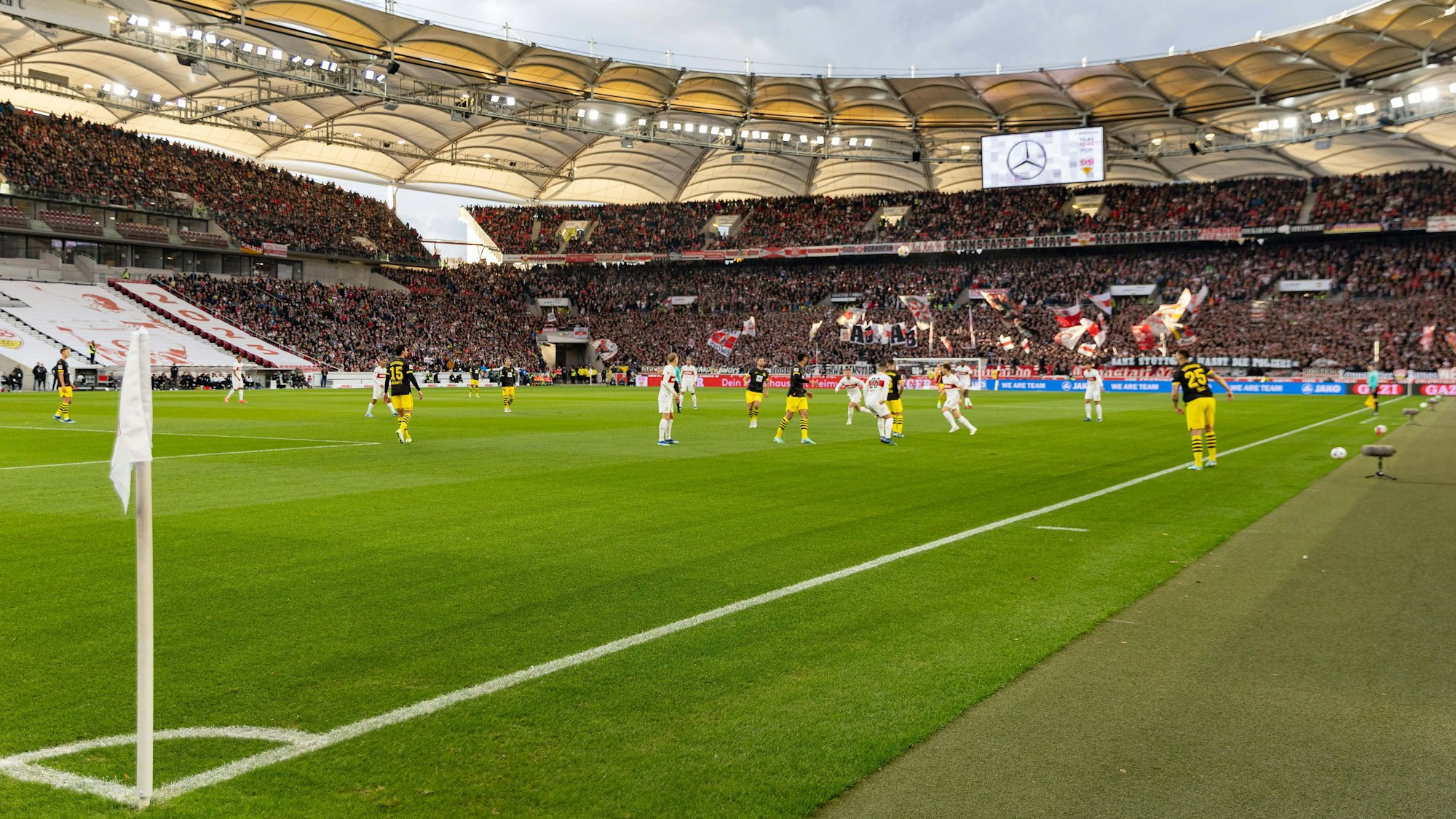 Ein Blick ins Stadion beim Bundesligaspiel zwischen dem VfB Stuttgart und Borussia Dortmund.