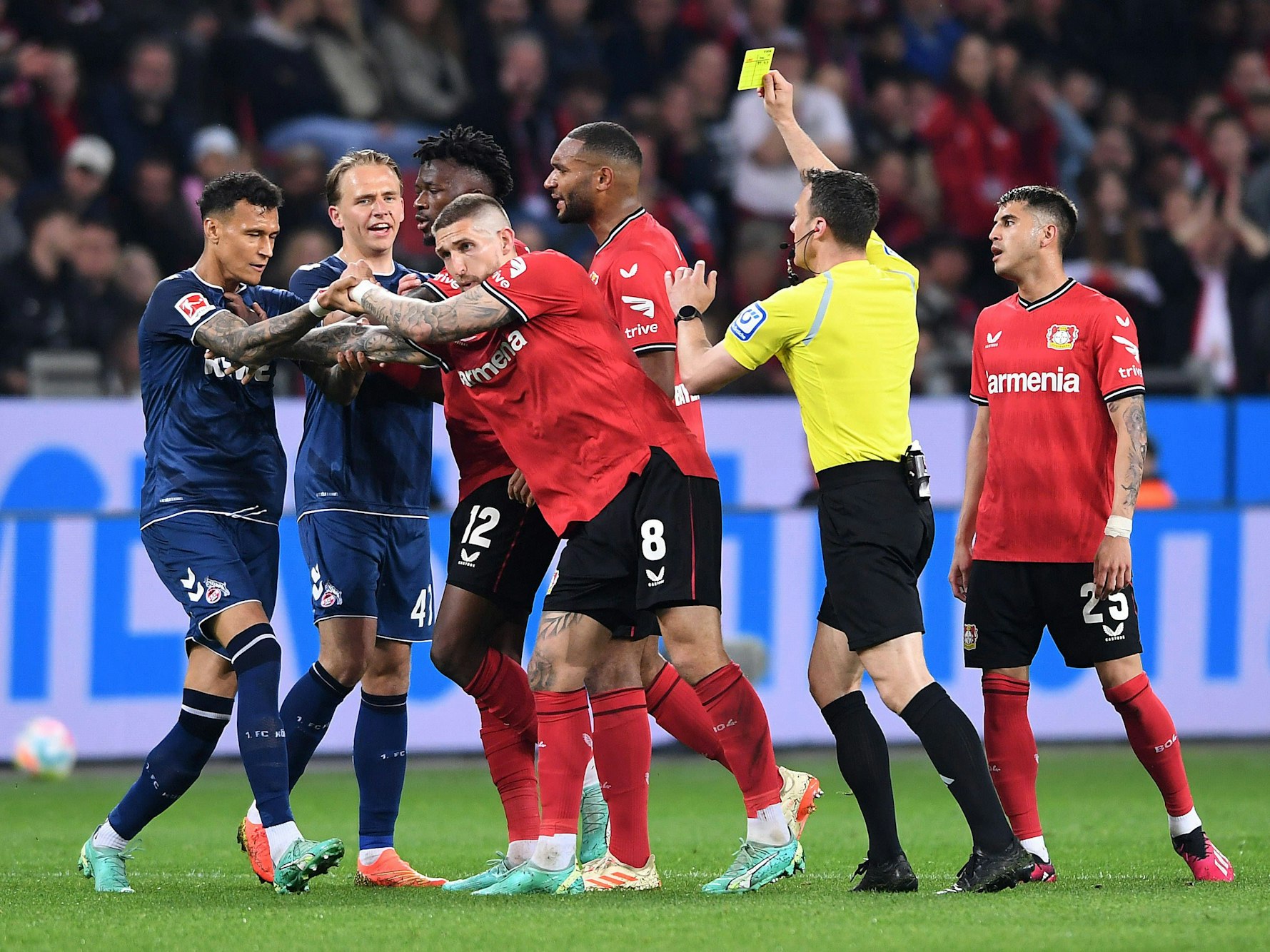 Die Spieler des 1. FC Köln (Davie Selke u. Mathias Olesen) gerieten während der Partie gegen Bayer Leverkusen am 5. Mai 2023 mit ihren Gegenspielern aneinander.