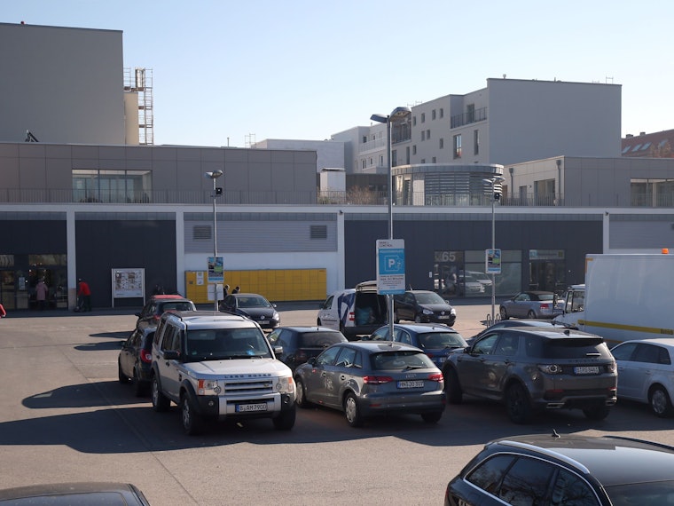 Autos stehen auf dem Parkplatz vor einer Lidl-Filiale.