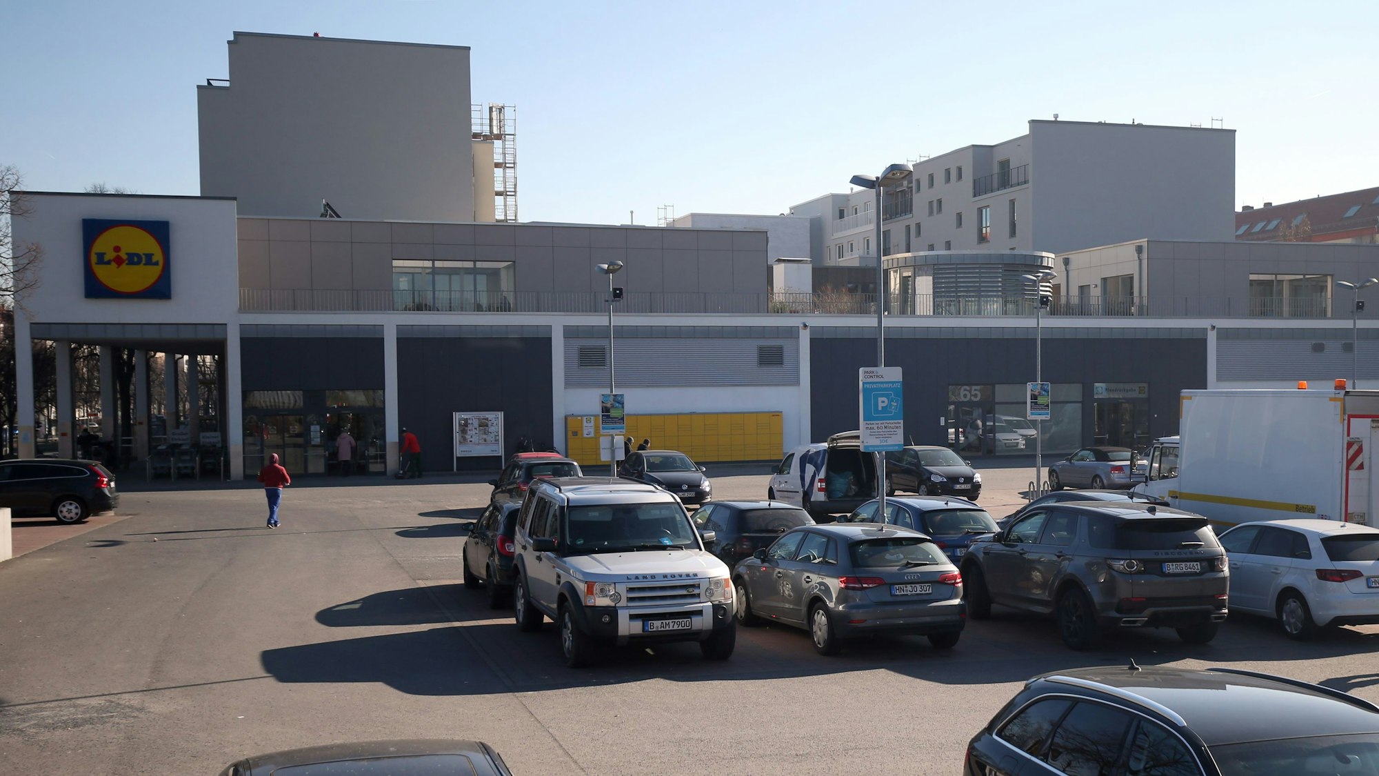 Autos stehen auf dem Parkplatz vor einer Lidl-Filiale.