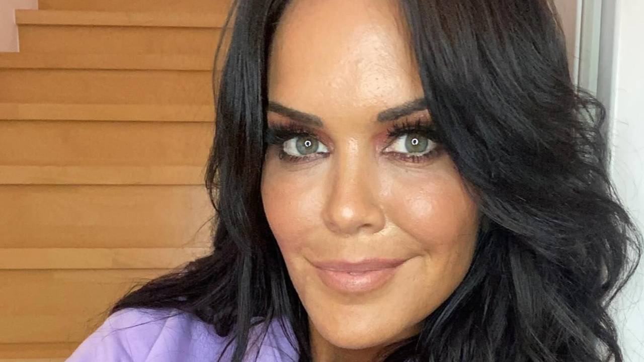 Martina Reuter trägt einen lilafarbenen Pullover und lächelt in die Kamera.