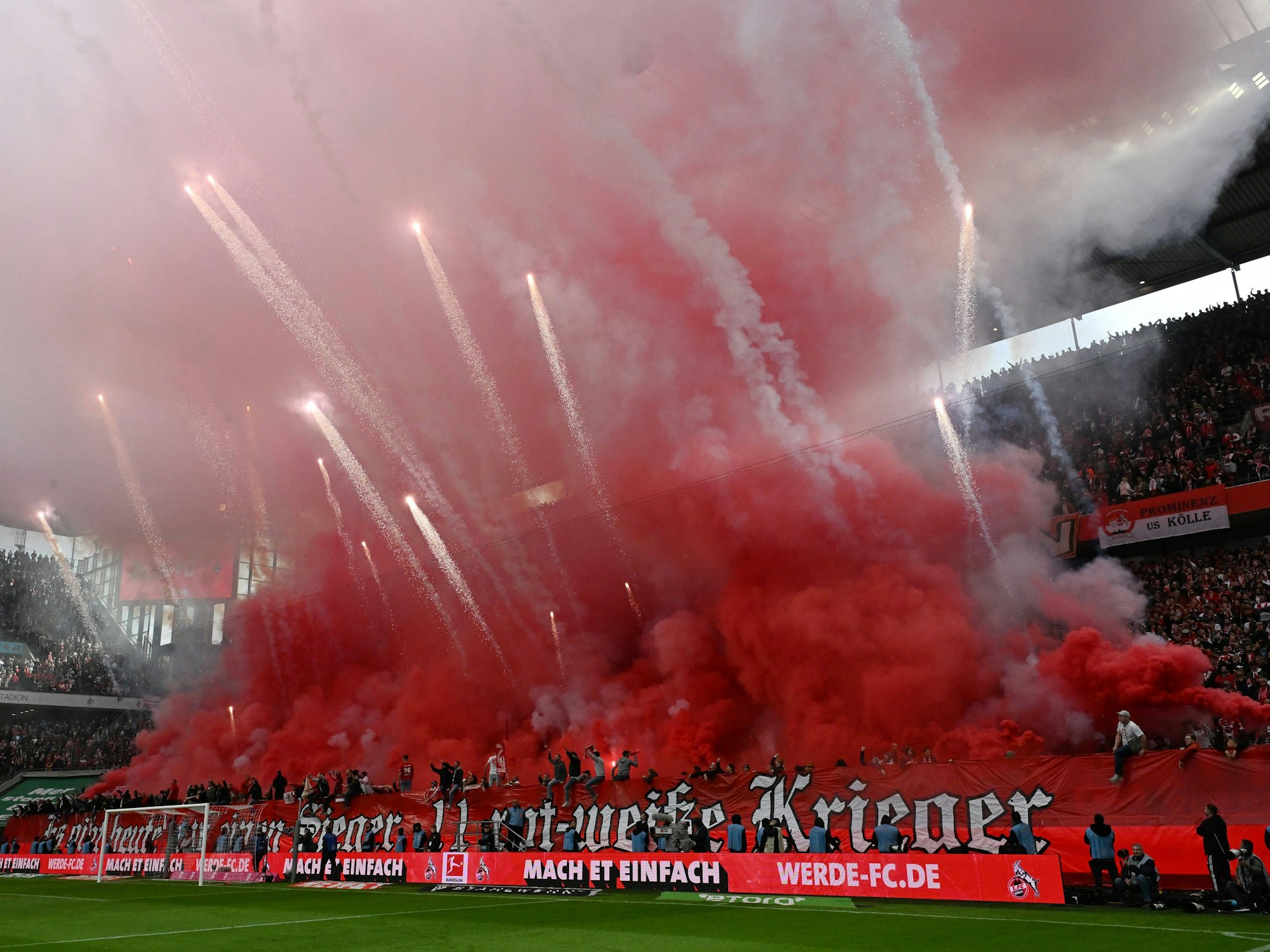 Die Kölner Fans zündeten vor dem Anpfiff im Derby gegen Borussia Mönchengladbach (22. Oktober 2023) Bengalos, Rauchtöpfe und Batterien.