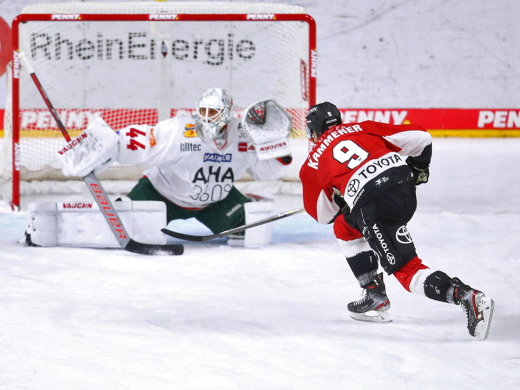 Maxi Kammerer verwandelt ein Penalty gegen Dennis Endras.