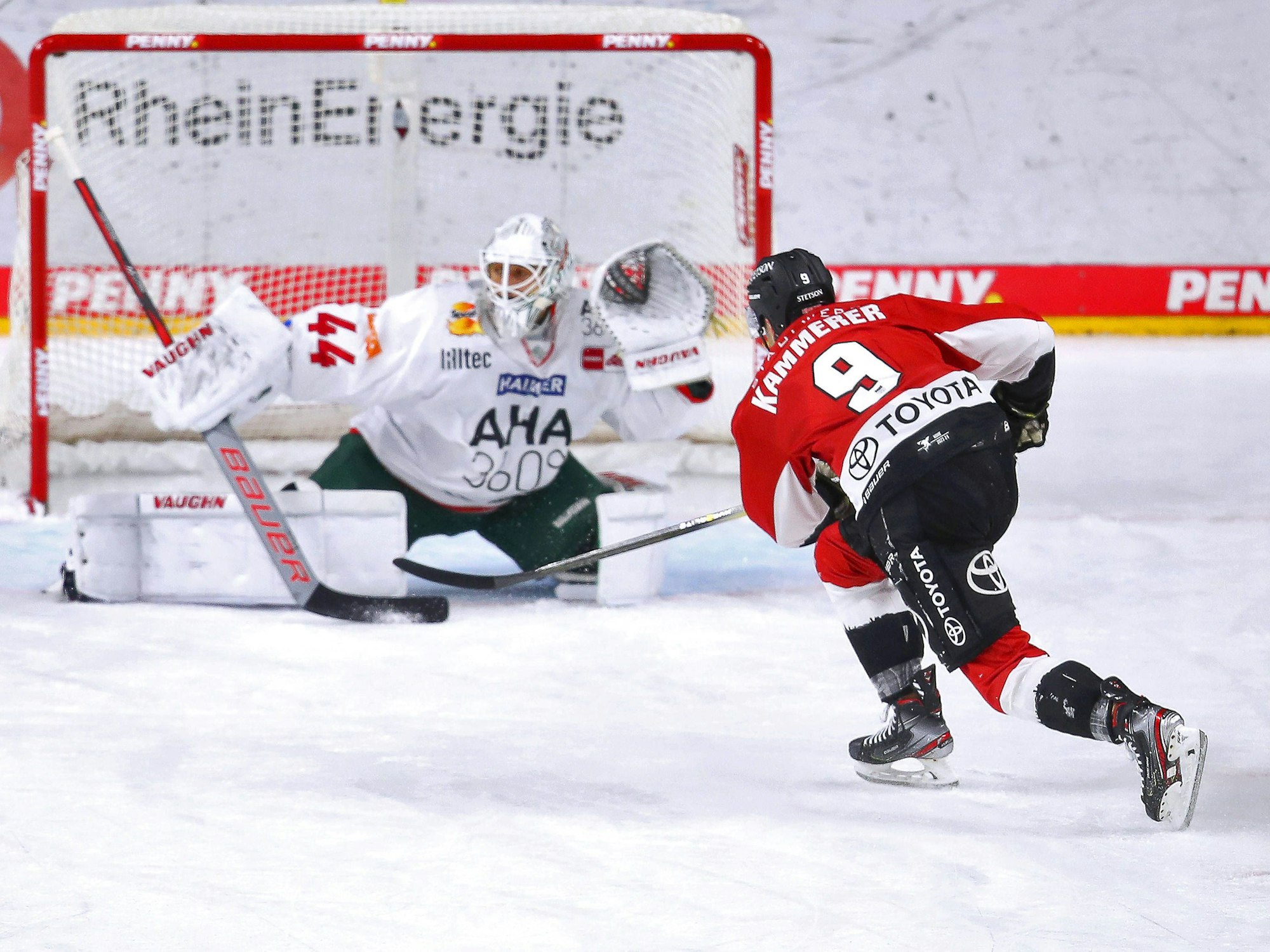 Maxi Kammerer verwandelt ein Penalty gegen Dennis Endras.