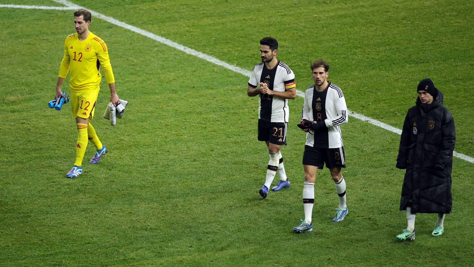 Deutschlands Torwart Kevin Trapp (l-r), Ilkay Gündogan, Leon Goretzka und Joshua Kimmich gehen nach dem Schlusspfiff in Richtung Kabine.