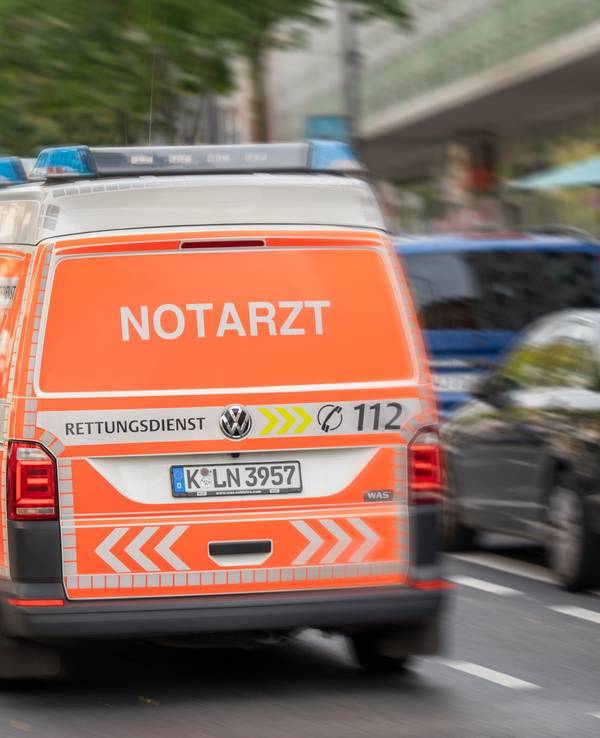 Notarztwagen auf der Kalker Hauptstraße.