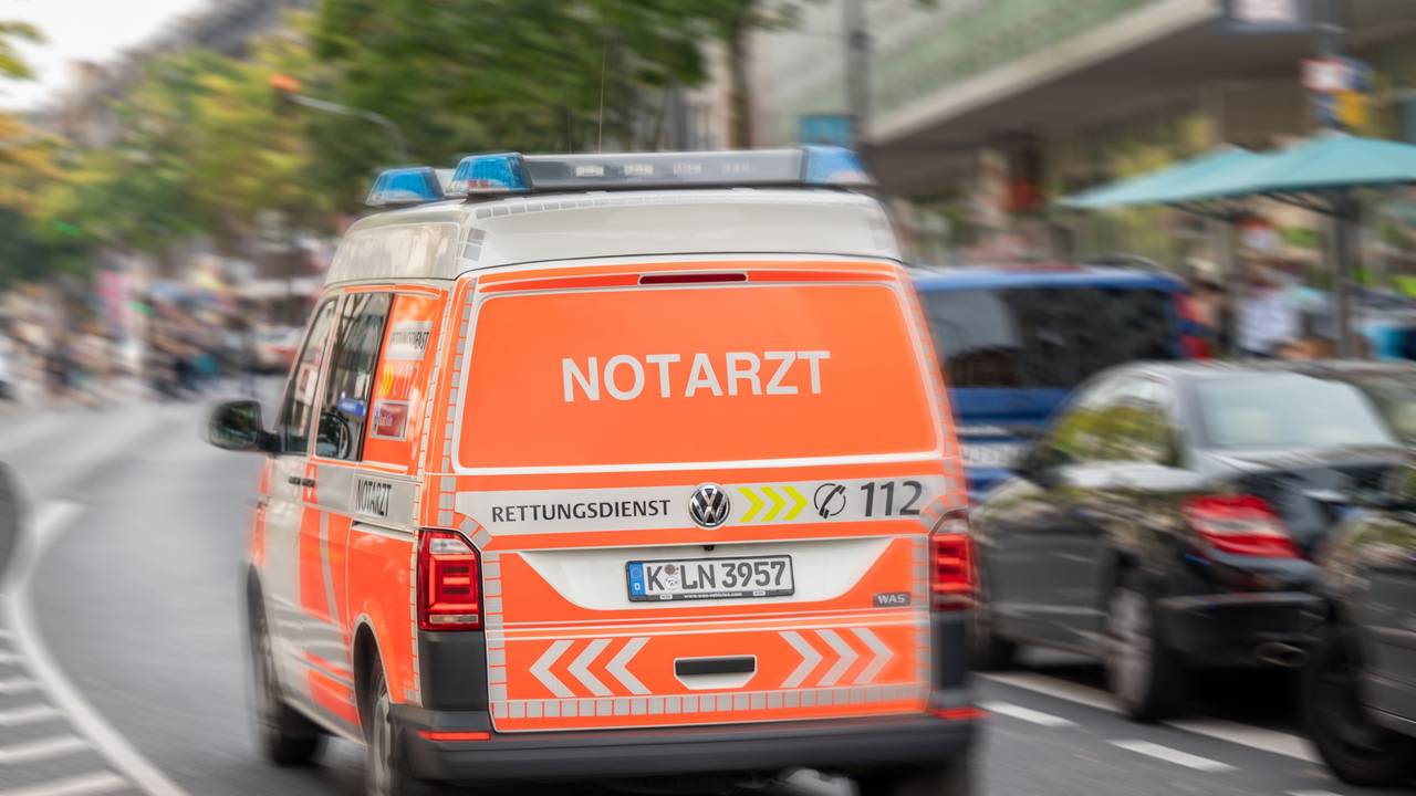Notarztwagen auf der Kalker Hauptstraße.