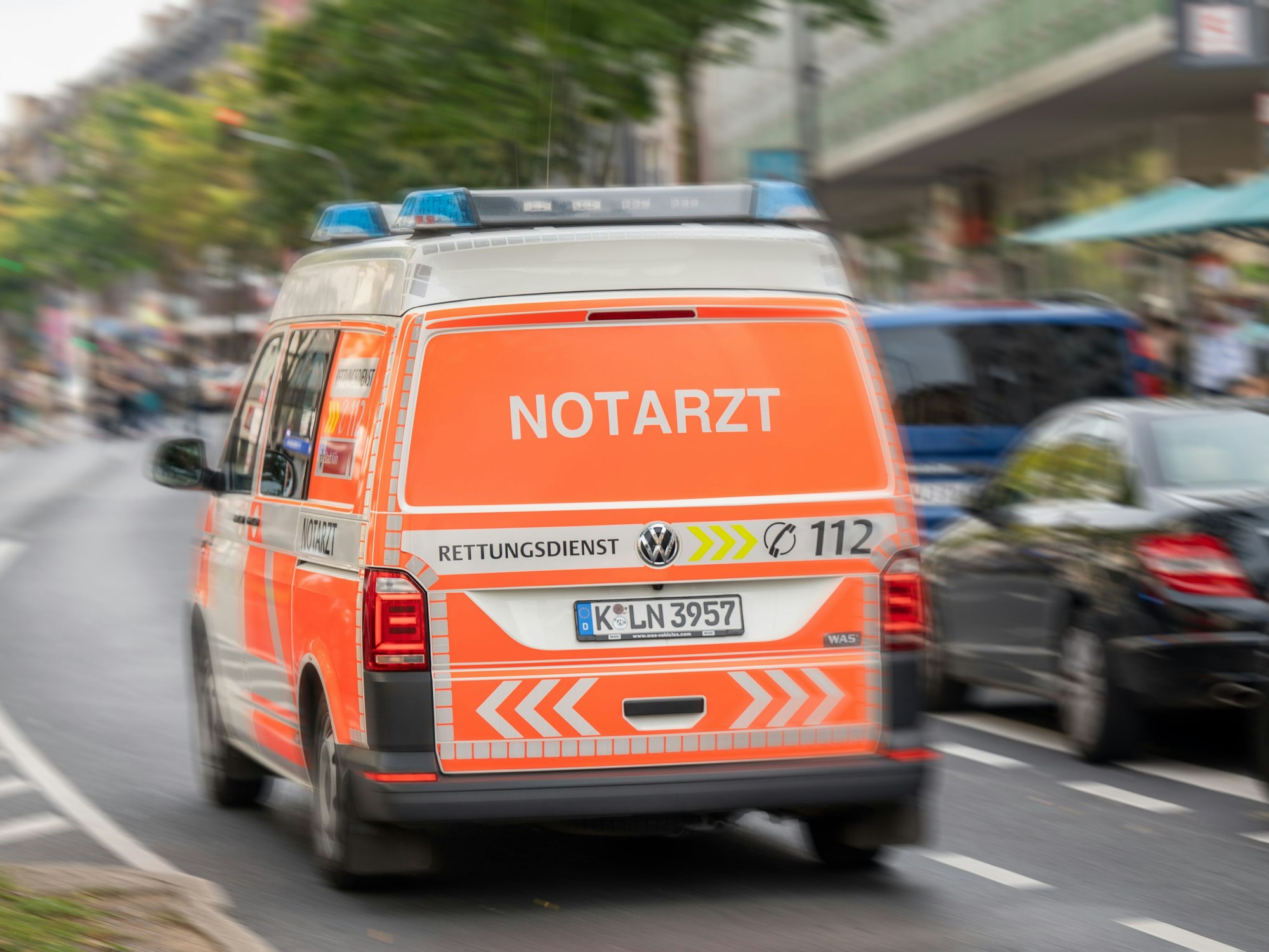 Notarztwagen auf der Kalker Hauptstraße.