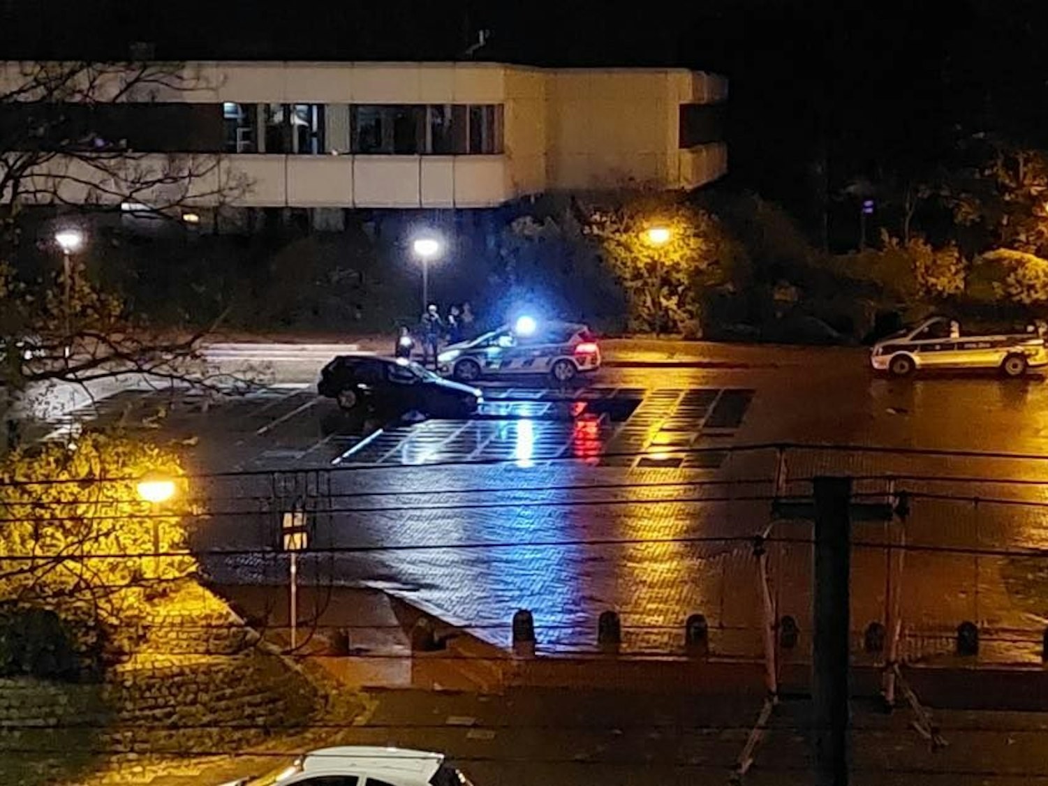 Ein Auto ist am Samstag, 18. November 2023, beim Bundesverwaltungsamt in Köln-Riehl in einen Brunnen gefahren.