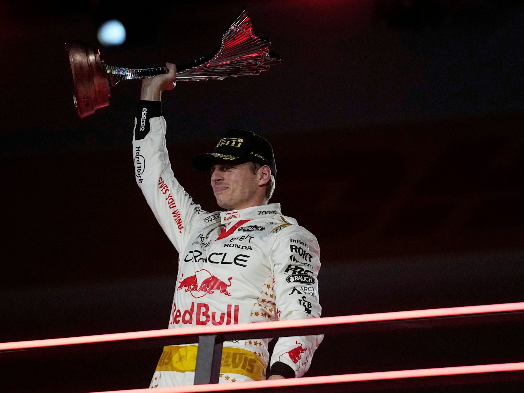 Max Verstappen hält die Trophäe in der Hand.