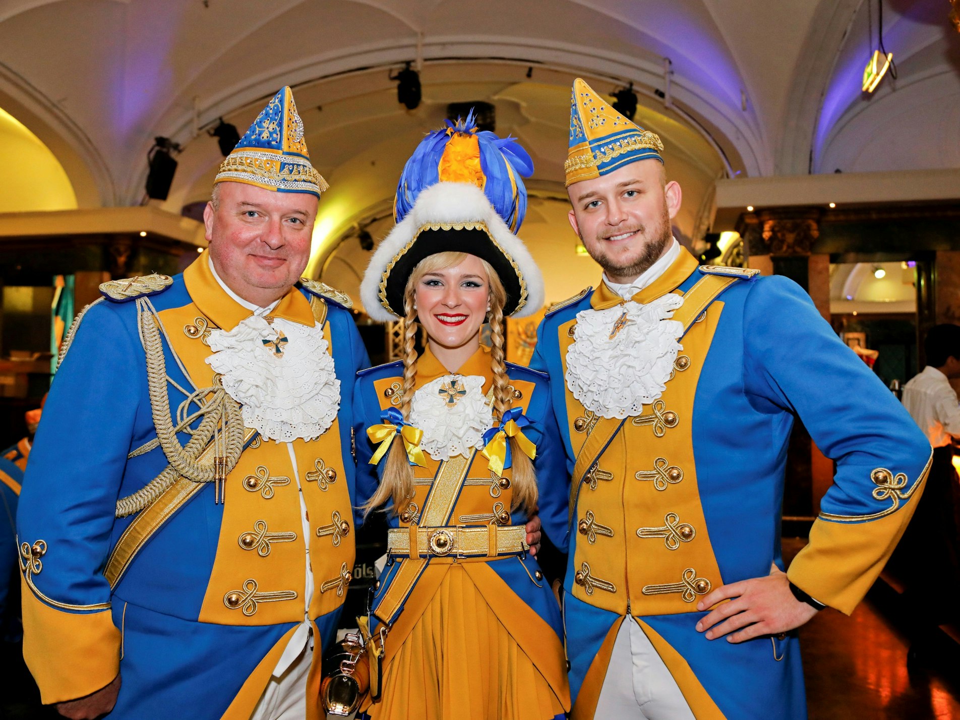 Die neue Tanzmarie der Bürgergarde Selina Jauch zusammen mit Präsident Markus Wallpott (l.) und ihrem Tanzoffizier Christopher Wallpott.