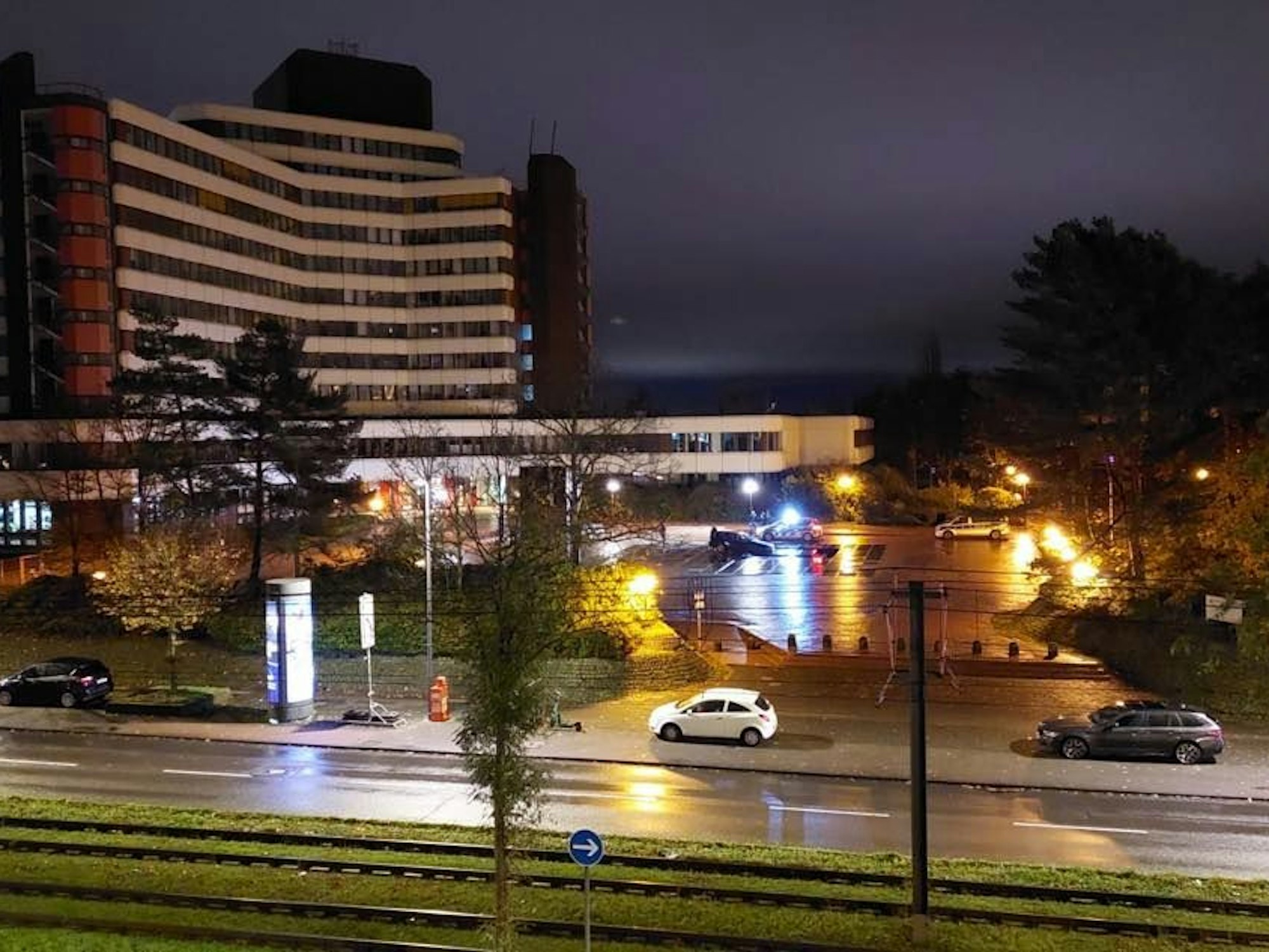 Ein skurriles Bild bot sich am 18. November 2023 vor dem Bundesverwaltungsamt in Köln-Riehl: Ein Auto ist in den kleinen Brunnen auf dem Vorplatz des Hauptgebäudes gefahren. Die Polizei rückte an. / Foto: Laura Wenzel