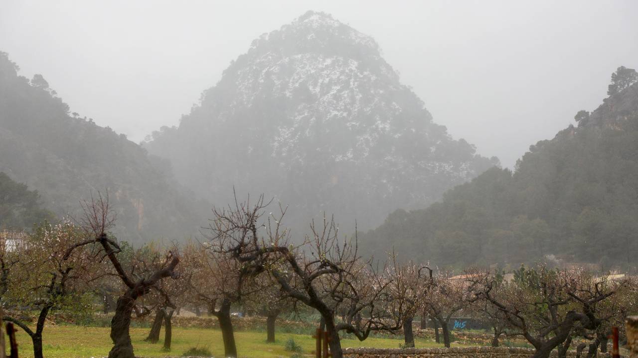 Schnee ist auf dem Gebirgszug Serra de Tramuntana im Nordwesten Mallorcas zu sehen.