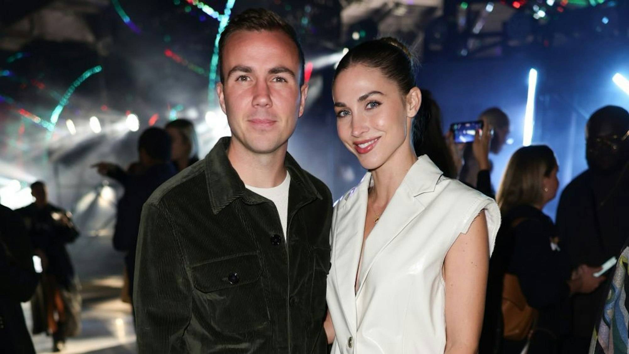 Mario Götze und Ann-Kathrin Götze posieren für die Kameras.