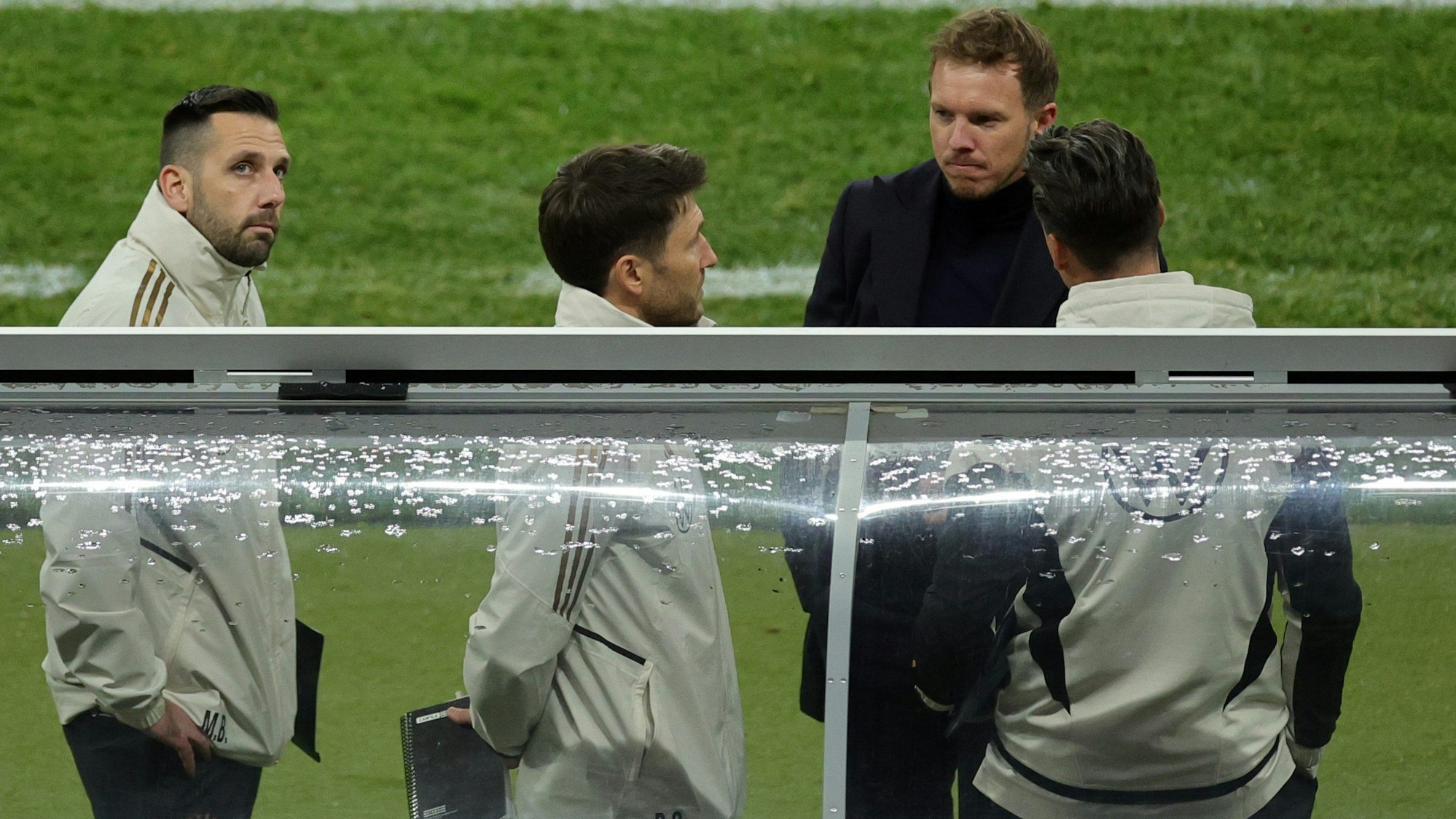 Deutschlands Trainer Julian Nagelsmann (2.v.r.) und sein Trainerteam unterhalten sich nach dem Schlusspfiff.