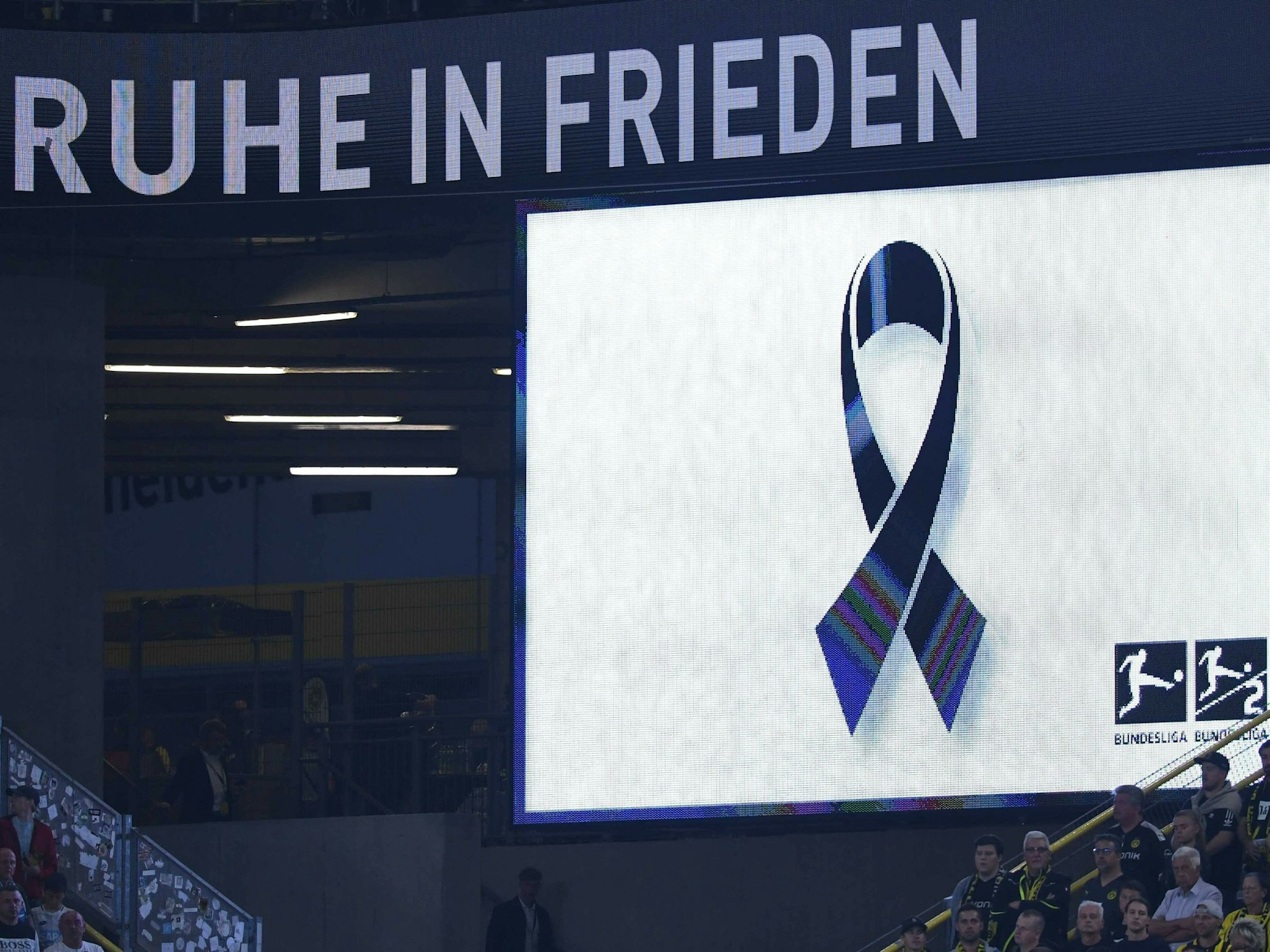 Während einer Schweigeminute im Signal-Iduna-Park ist „Ruhe in Frieden“ auf einer Leinwand zu lesen.