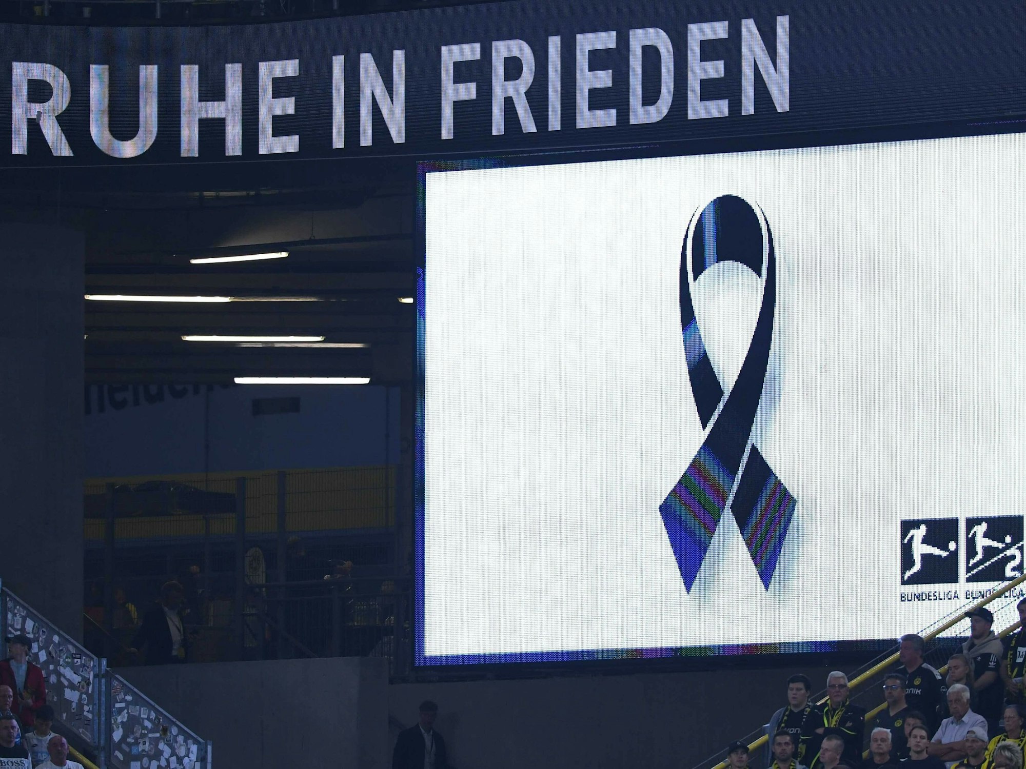 Während einer Schweigeminute im Signal-Iduna-Park ist „Ruhe in Frieden“ auf einer Leinwand zu lesen.