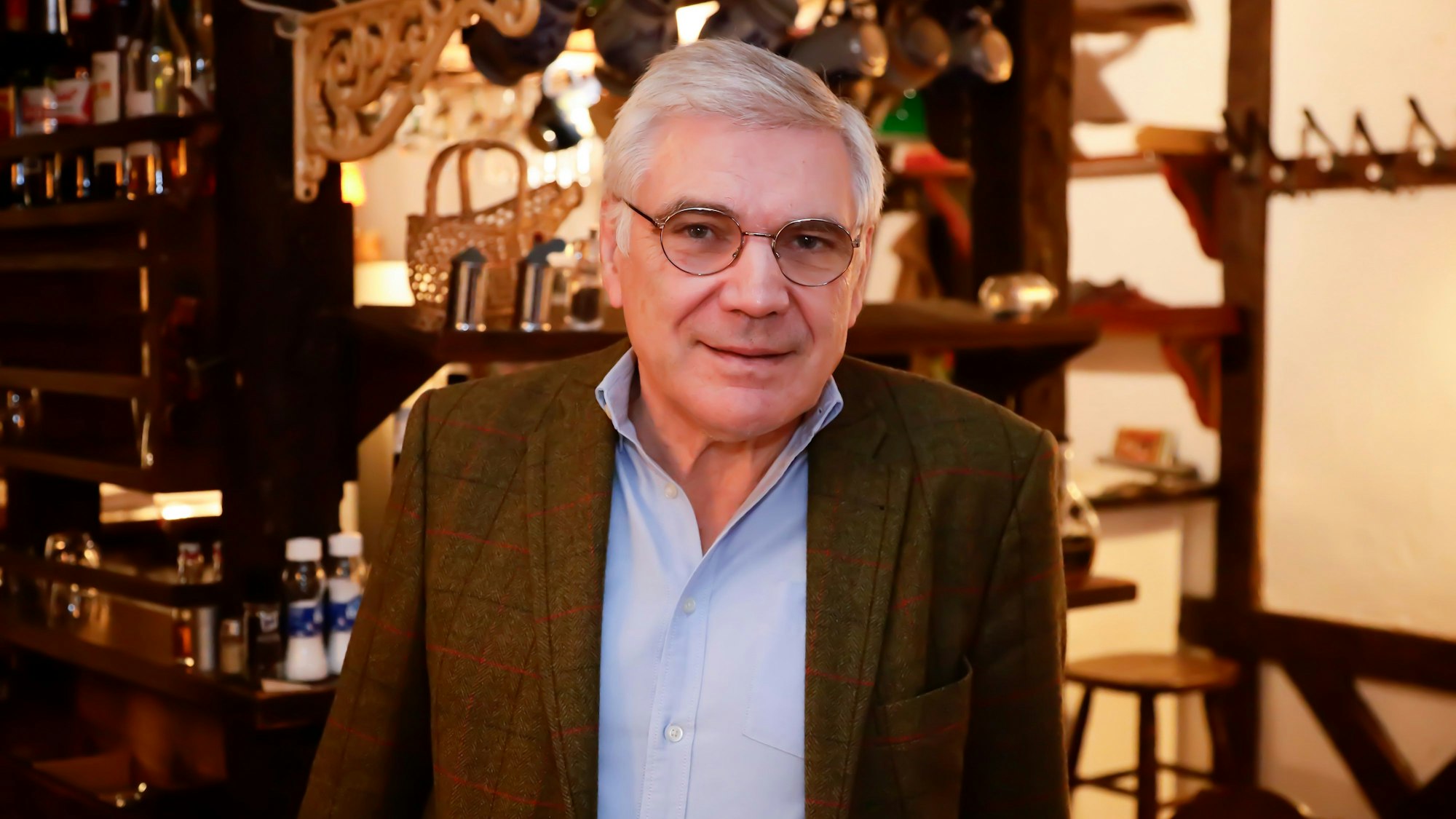 Romain Wack steht im Anzug in seinem Restaurant. Jetzt hat er es aufgegeben.