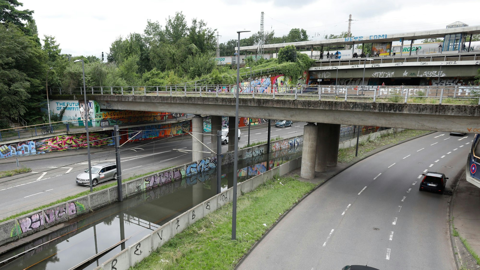 Ein Blick auf die Straße und die Bahnsteige an der Haltestelle Geldernstraße/Parkgürtel in Köln.