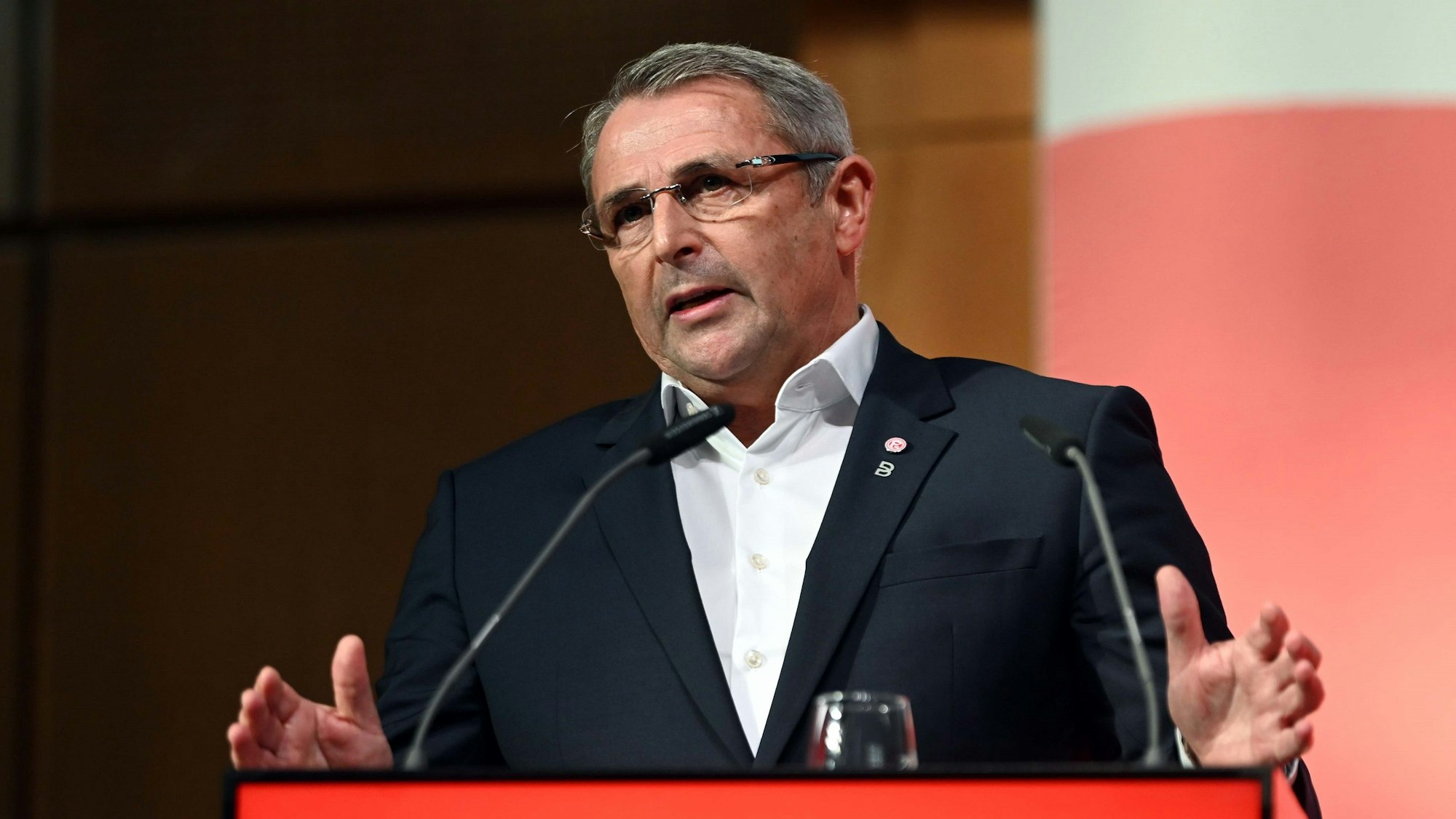 Klaus Allofs spricht bei der Mitgliederversammlung von Fortuna Düsseldorf.
