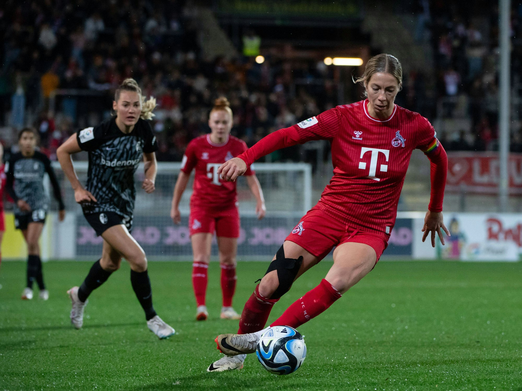 Sharon Beck führt den Ball.