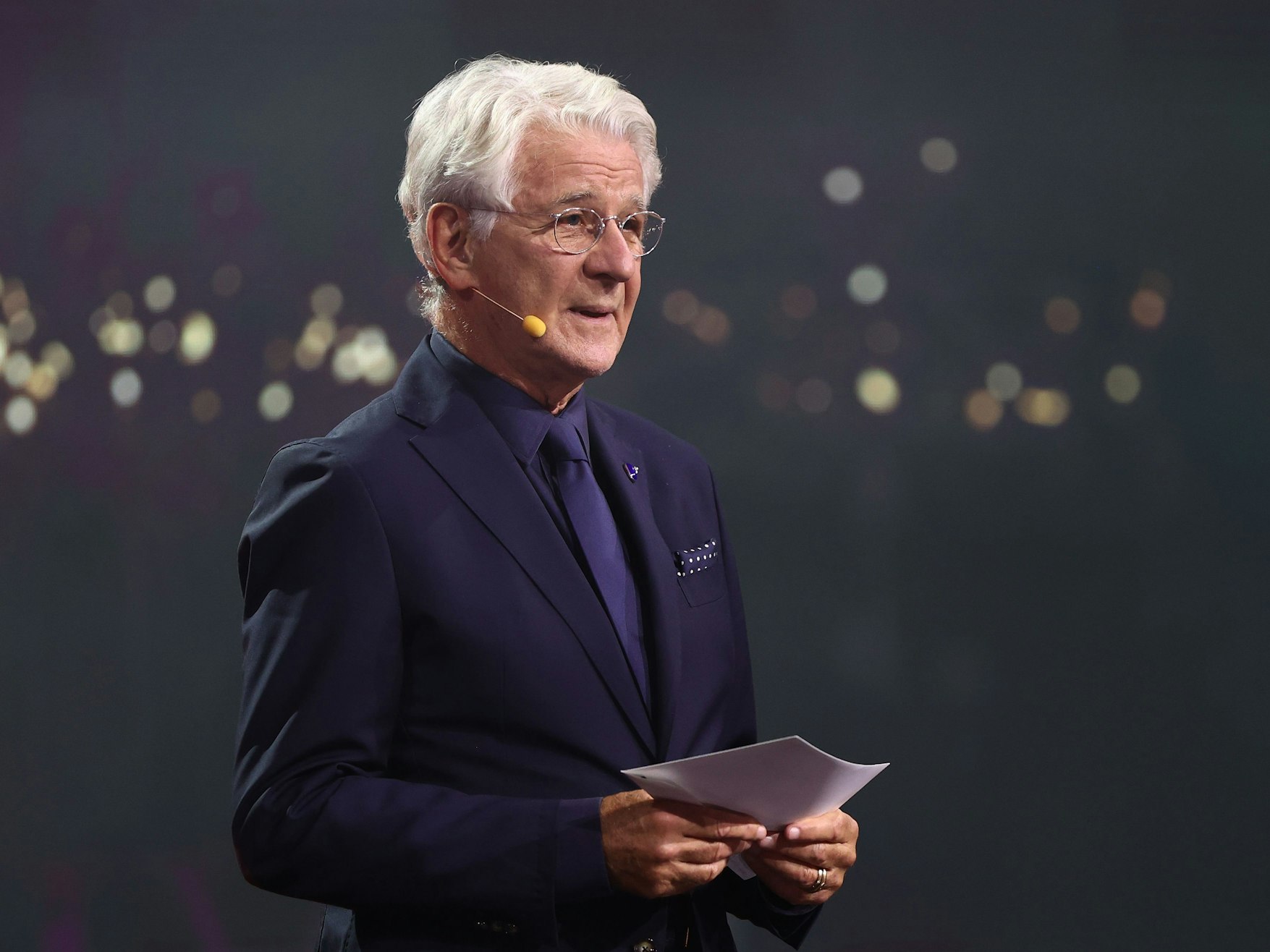 Marcel Reif steht als Laudator während der Verleihung des Deutschen Radiopreises auf der Bühne.