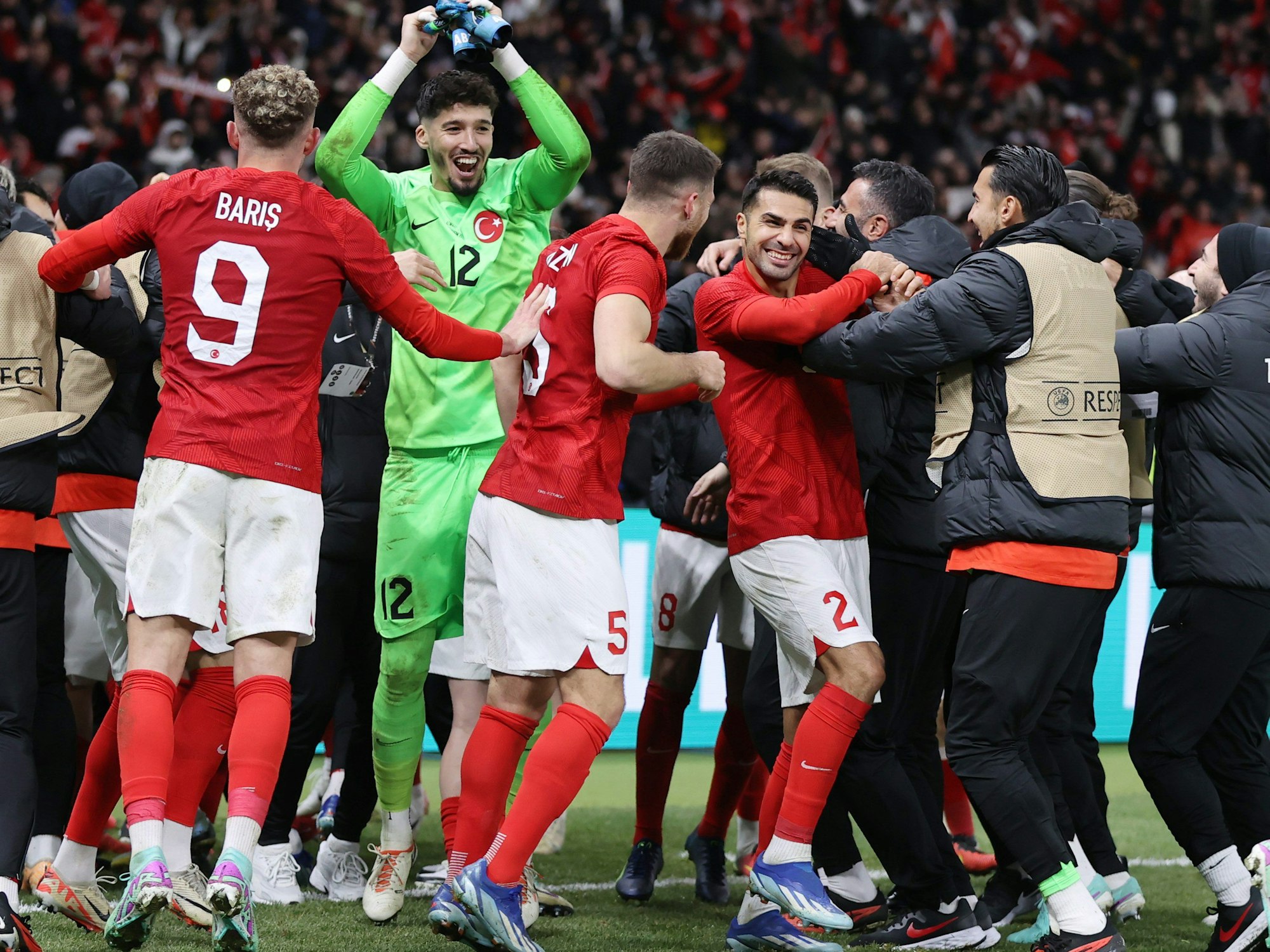 Türkeis Torwart Altay Bayindir (M) und sein Team jubeln nach dem Schlusspfiff über den 3:2-Sieg.