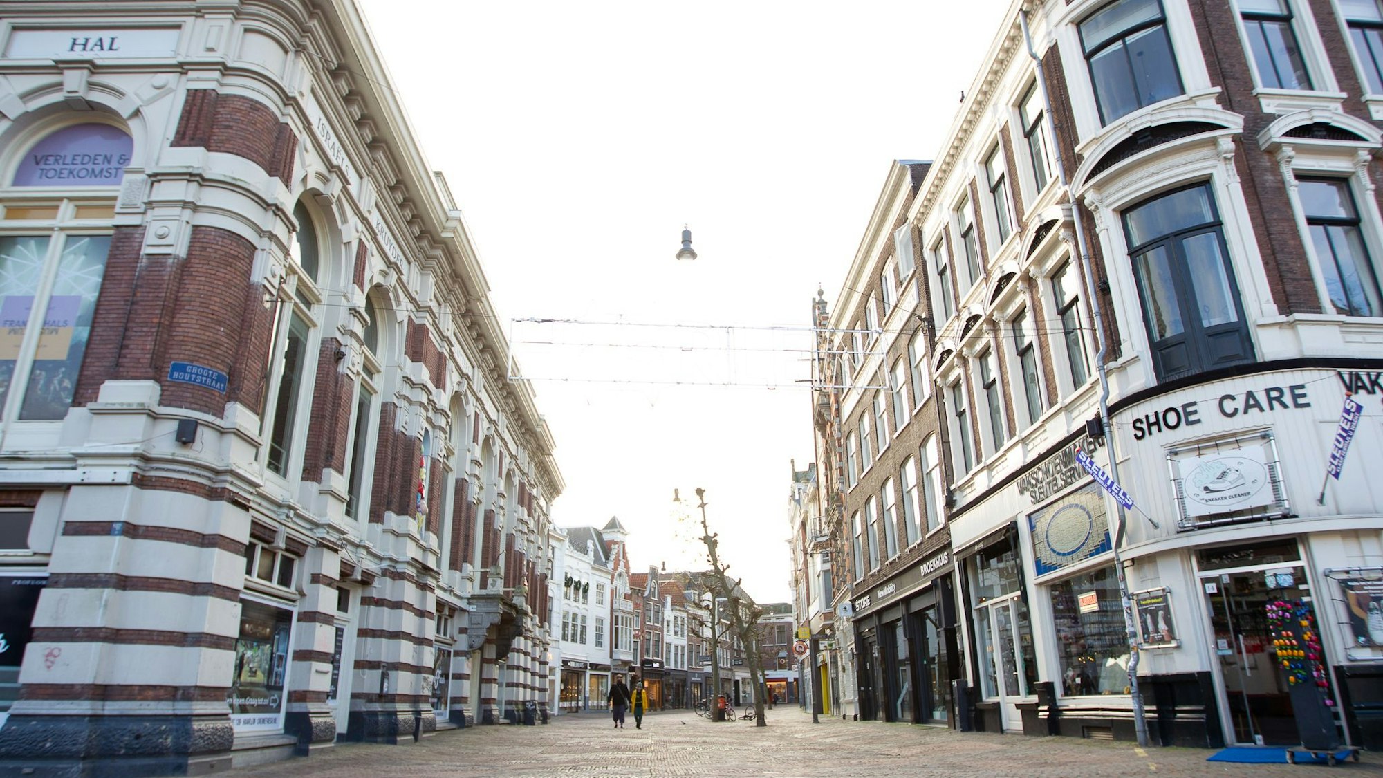 Das Bild vom 20. Dezember 2021 zeigt eine leere Einkaufsstraße in Haarlem, Niederlande.
