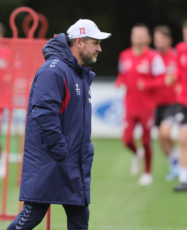 Steffen Baumgart geht mit Händen in den Taschen über den Trainingsplatz beim 1. FC Köln.