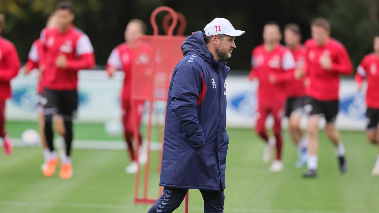 Steffen Baumgart geht mit Händen in den Taschen über den Trainingsplatz beim 1. FC Köln.