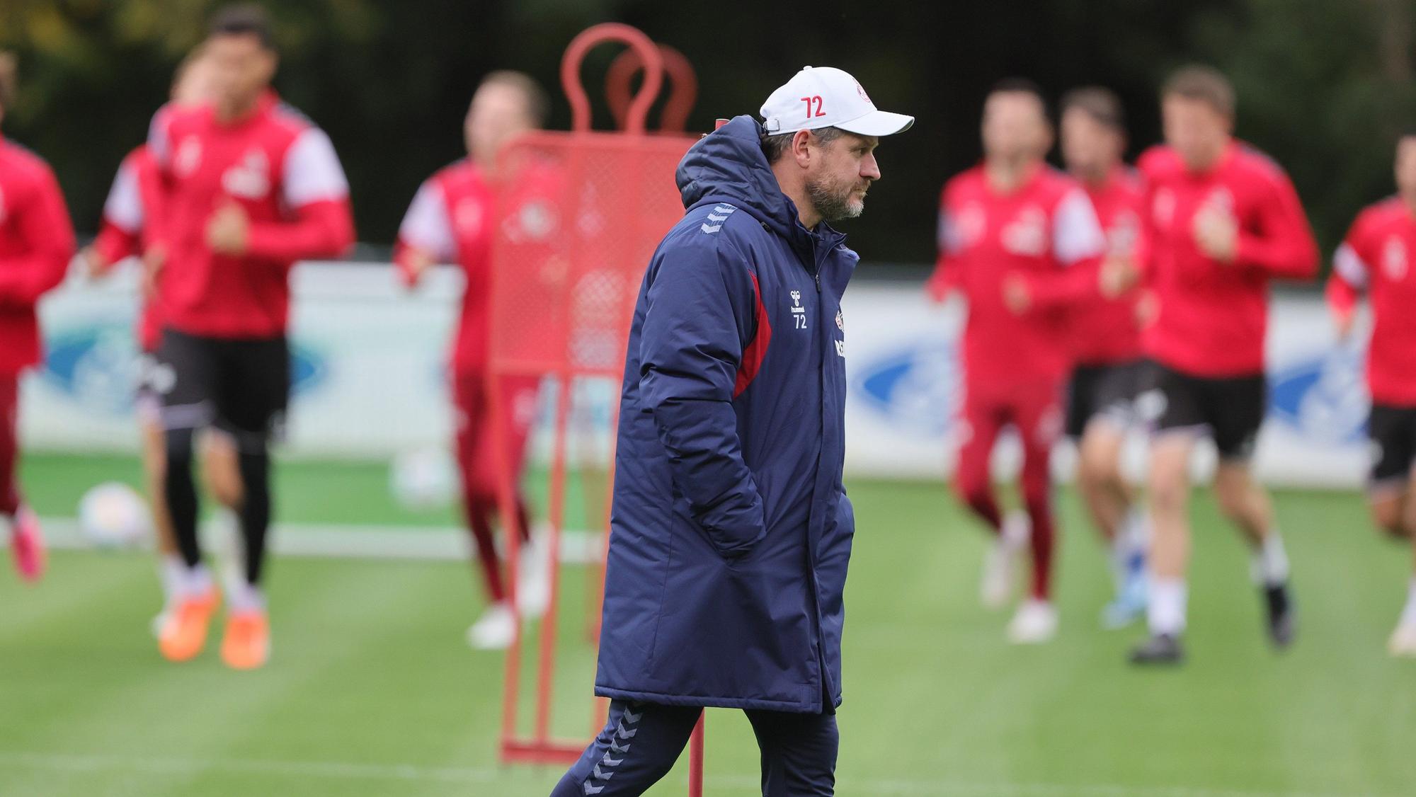Steffen Baumgart geht mit Händen in den Taschen über den Trainingsplatz beim 1. FC Köln.